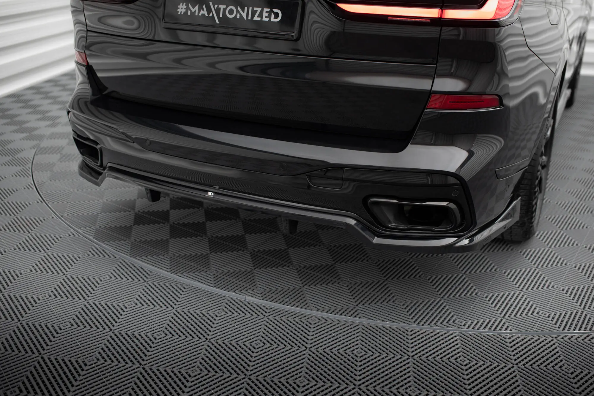 Baksplitter med diffuser BMW X7 (G07) M-Pack  LCI 2022 -> | Glossy Black Edition – bilde 6