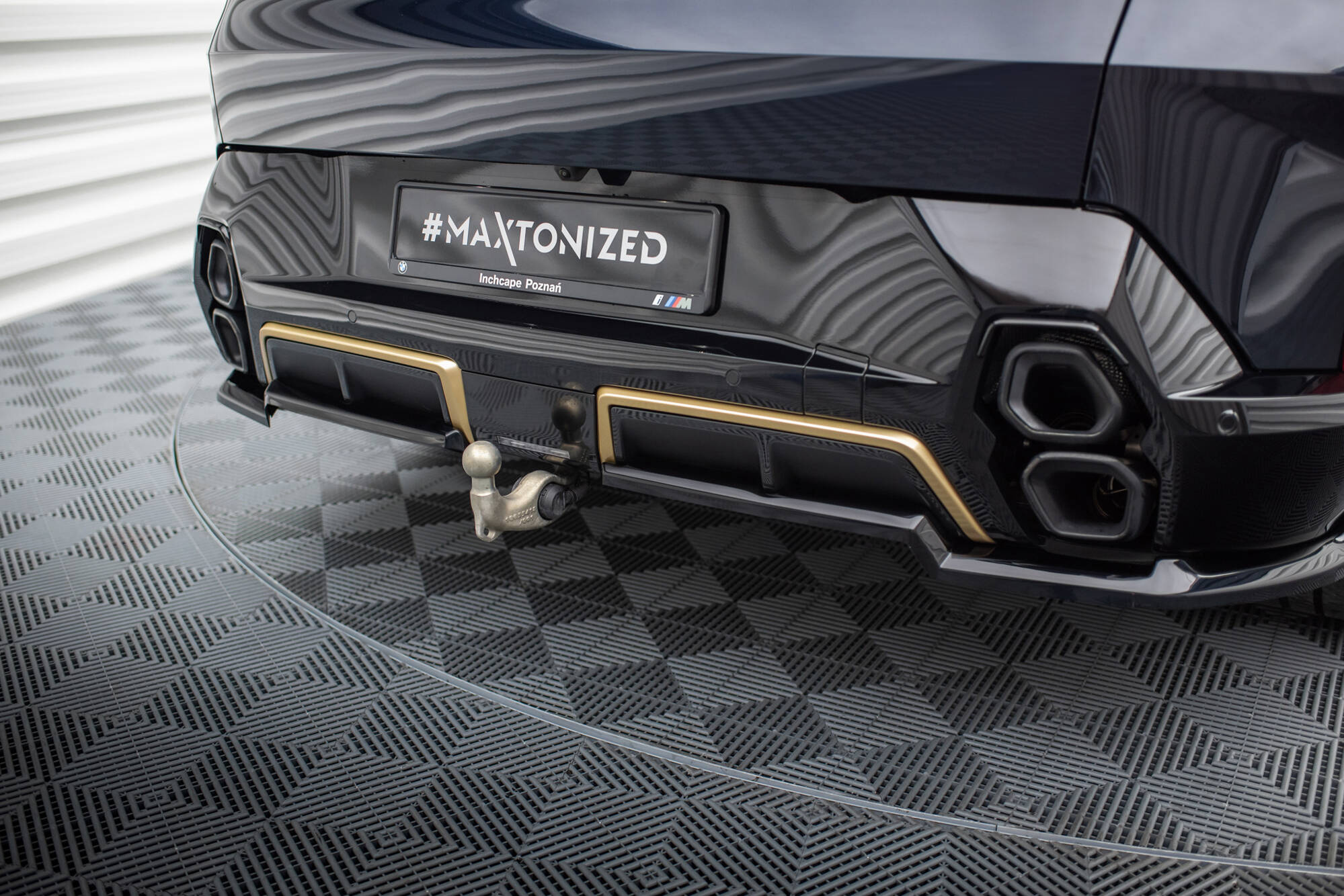 Baksplitter med diffuser BMW XM (G09) 2022 -> | Glossy Black Edition