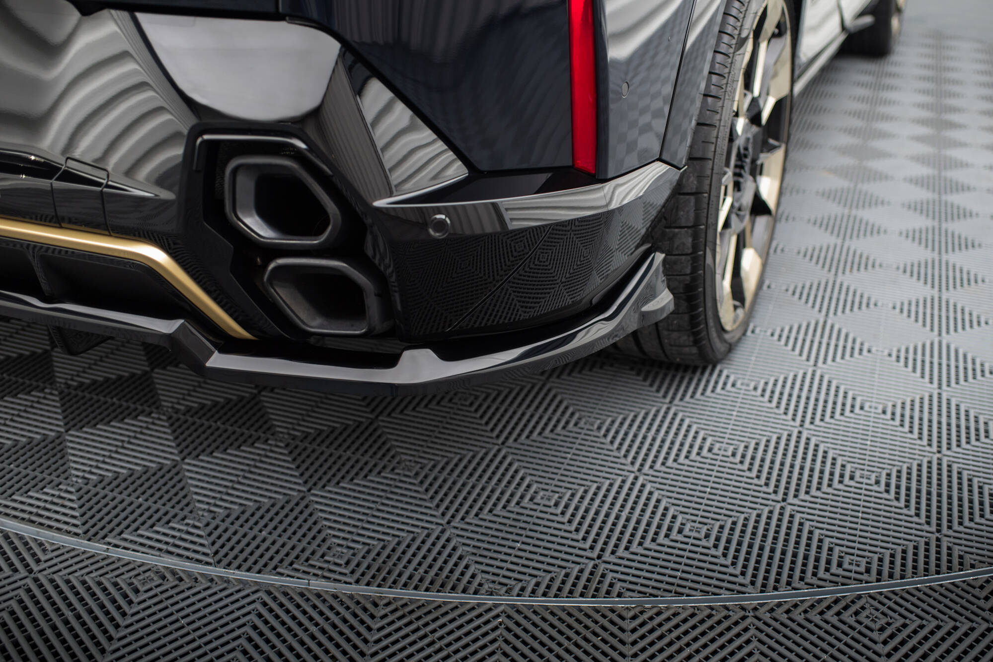 Baksplitter med diffuser BMW XM (G09) 2022 -> | Glossy Black Edition – bilde 7