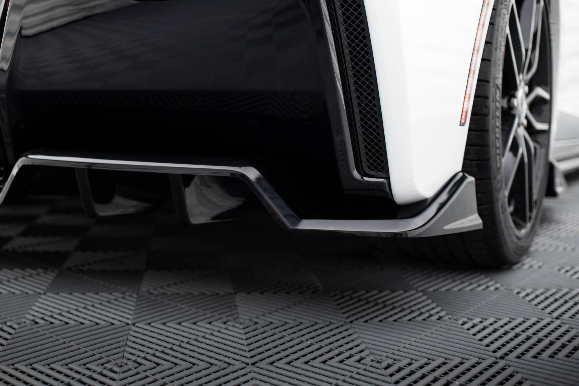 Baksplitter med diffuser Chevrolet Corvette Stingray (C7) 2013 - 2019 | Glossy Black Edition – bilde 2