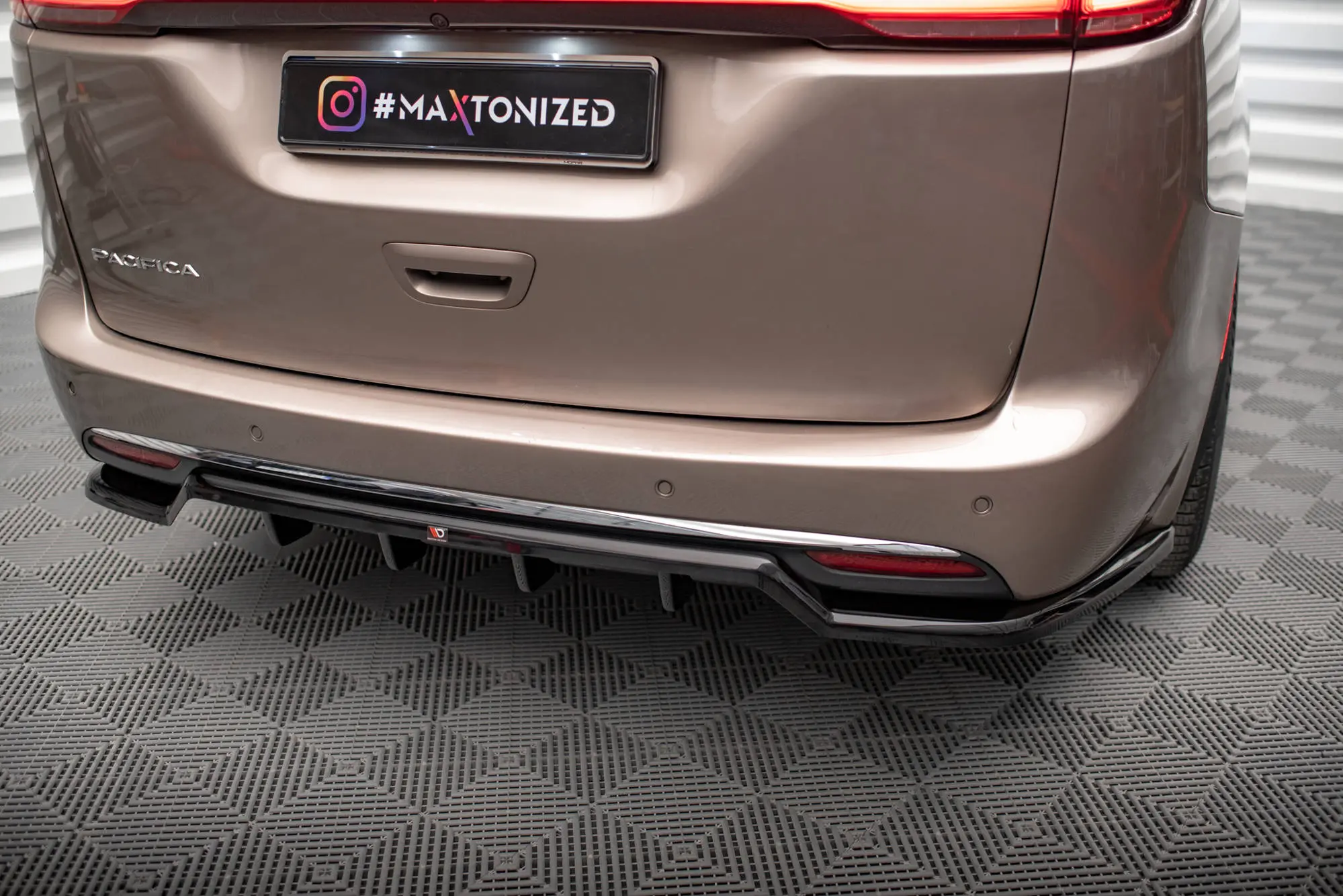 Baksplitter med diffuser Chrysler Pacifica II 2016-2020 | Glossy Black Edition
