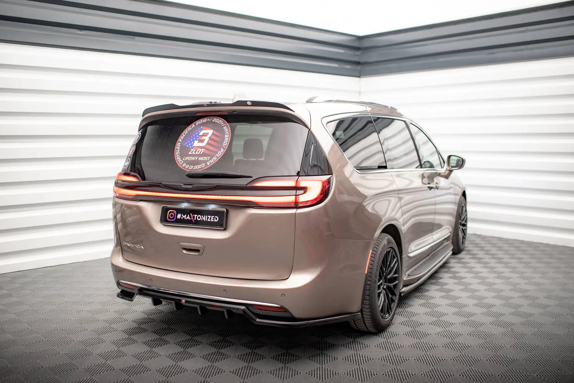 Baksplitter med diffuser Chrysler Pacifica II 2016-2020 | Glossy Black Edition – bilde 5
