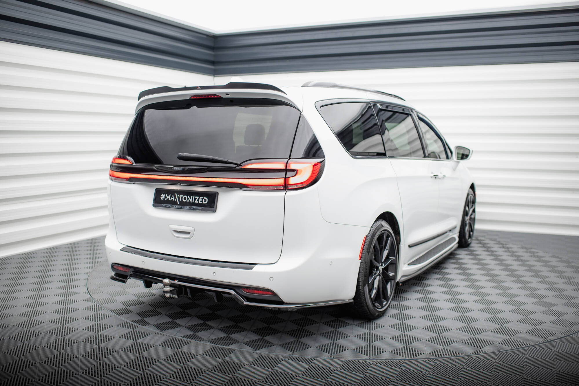 Baksplitter med diffuser Chrysler Pacifica II Facelift 2021 -> | Glossy Black Edition – bilde 2