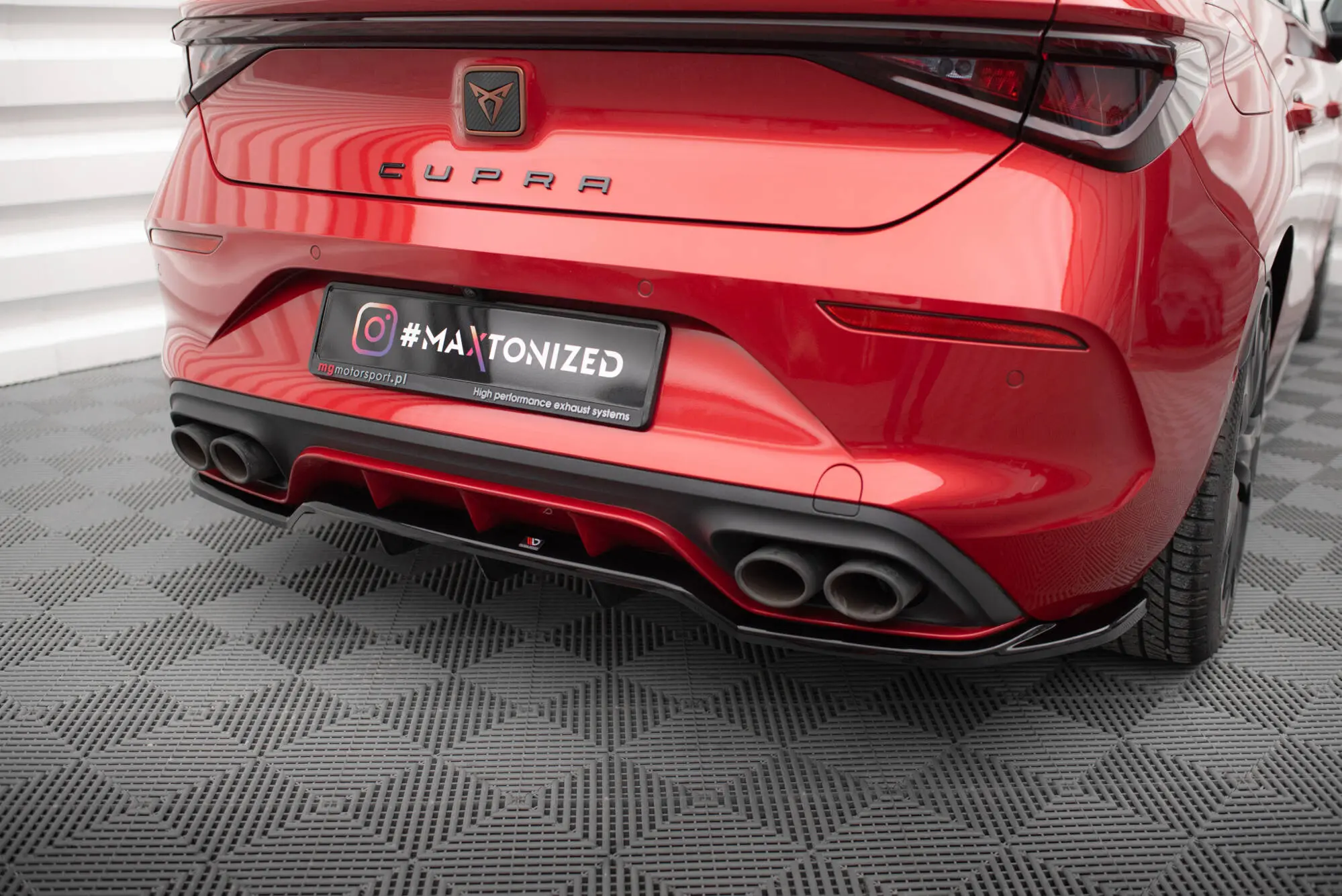 Baksplitter med diffuser Cupra Leon Hatchback Mk1 2020 - > | Glossy Black Edition – bilde 2