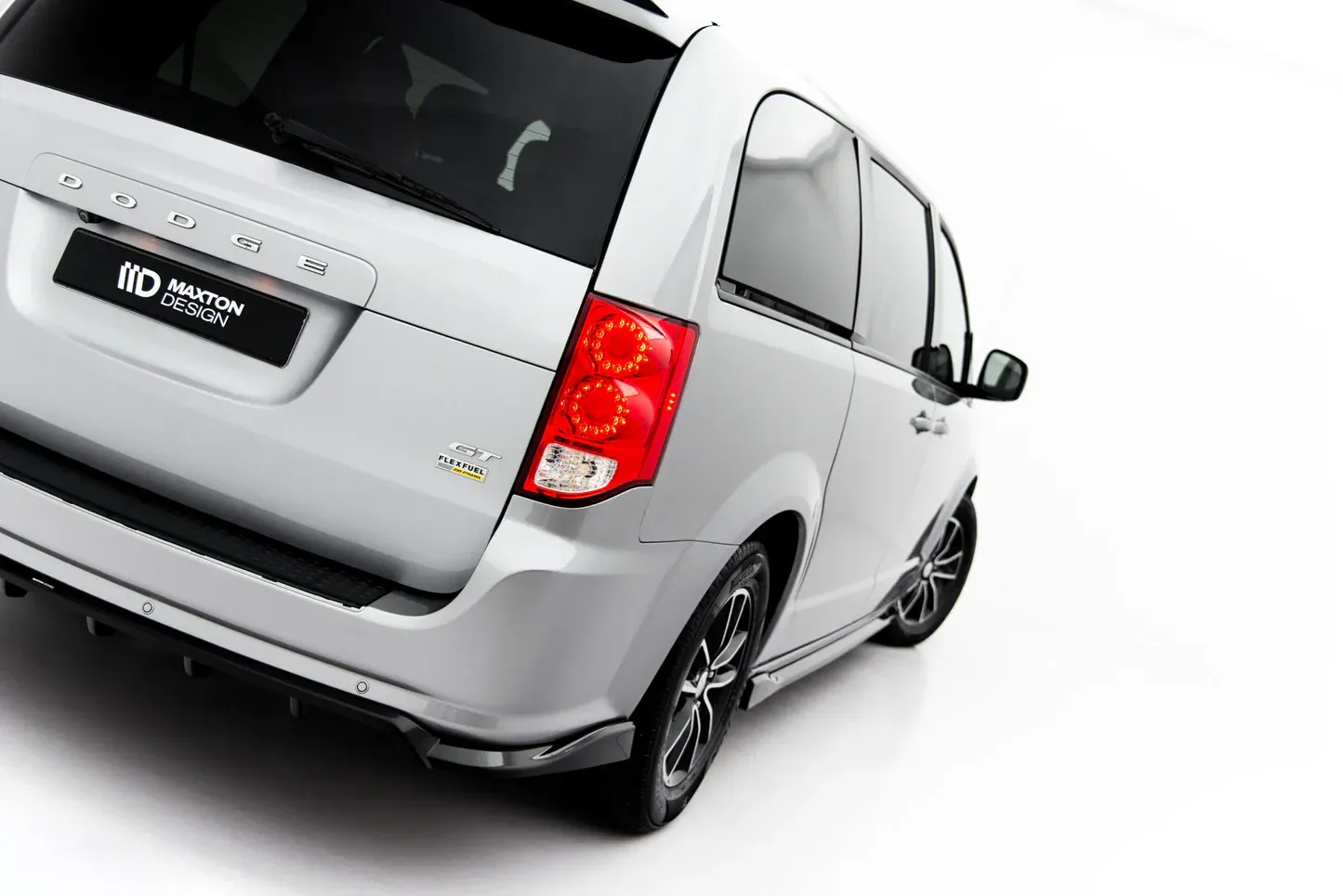 Baksplitter med diffuser Dodge Grand Caravan V Facelift 2010 - 2020 | Glossy Black Edition