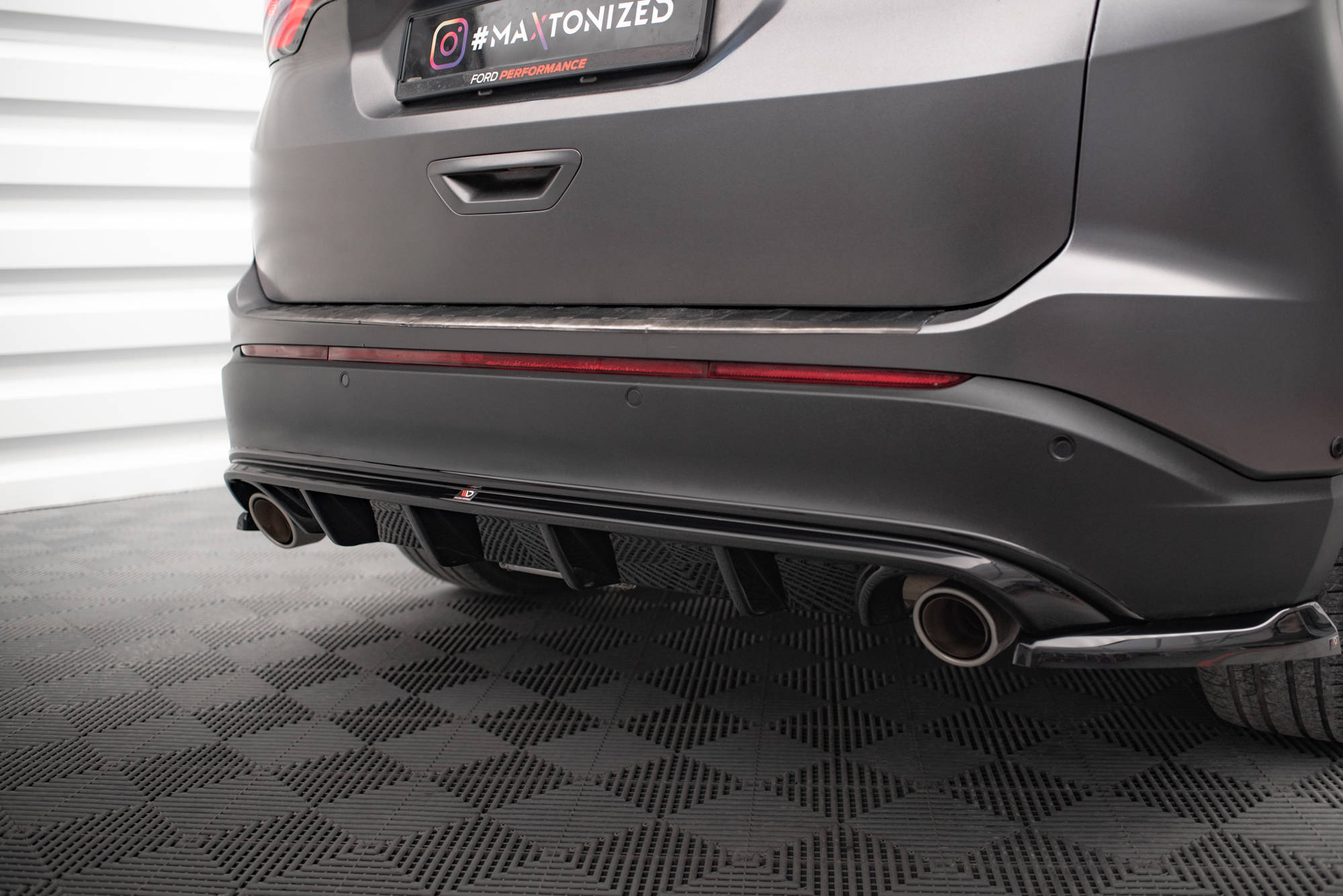 Baksplitter med diffuser Ford Edge II 2014-2019 | Glossy Black Edition