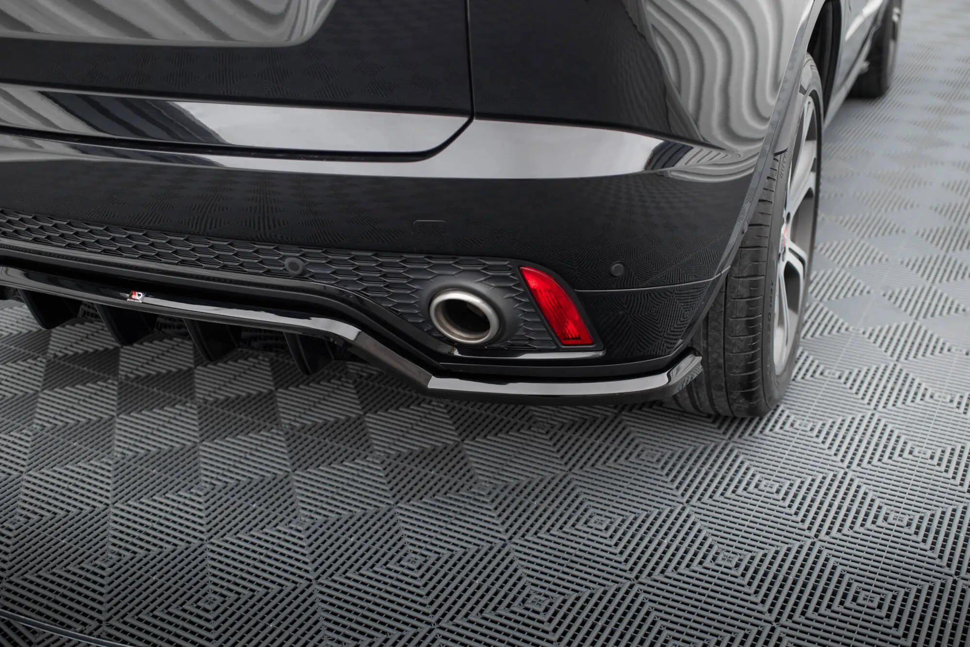 Baksplitter med diffuser Jaguar E-Pace R-Dynamic 2017 - 2020 | Glossy Black Edition