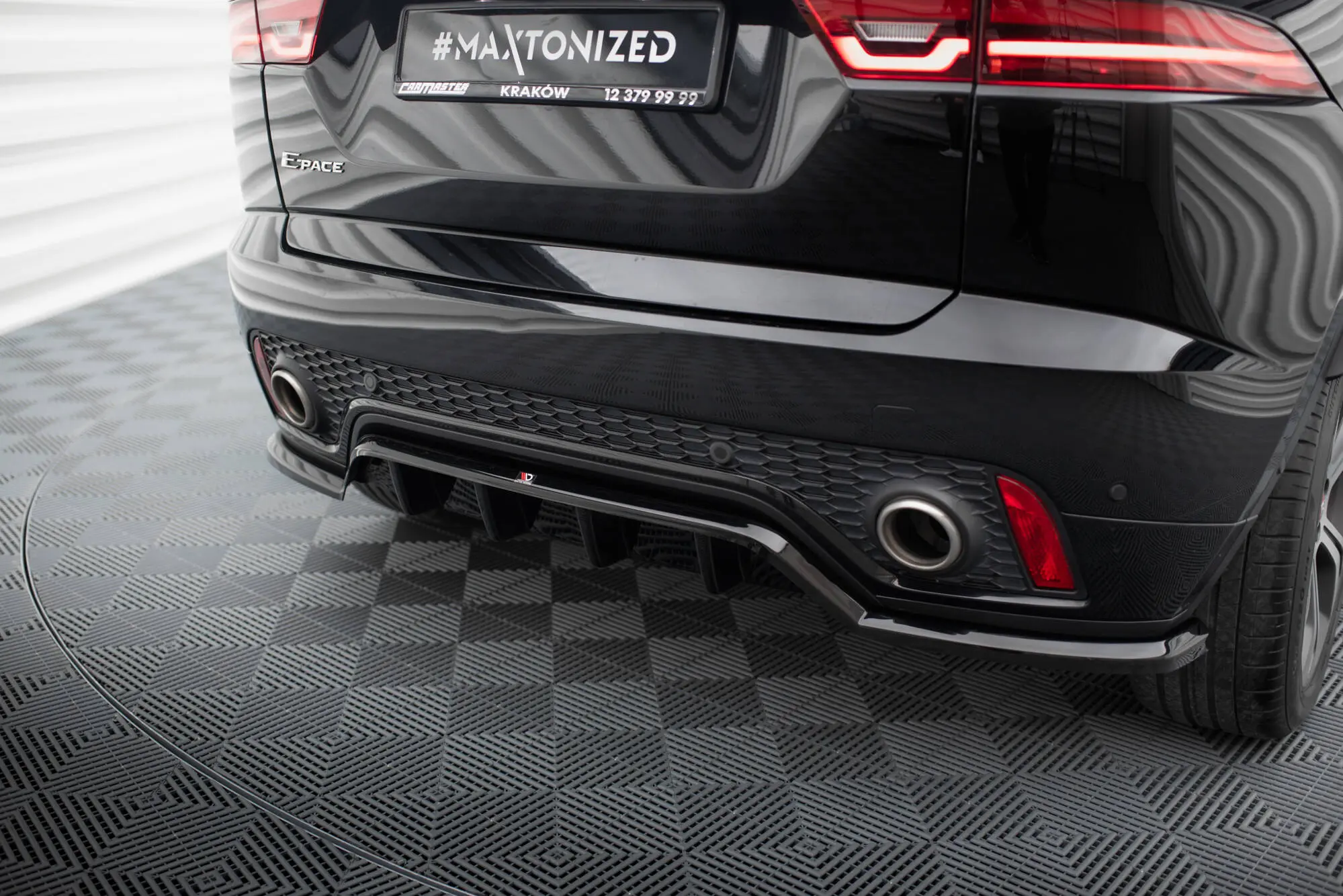 Baksplitter med diffuser Jaguar E-Pace R-Dynamic 2017 - 2020 | Glossy Black Edition – bilde 4