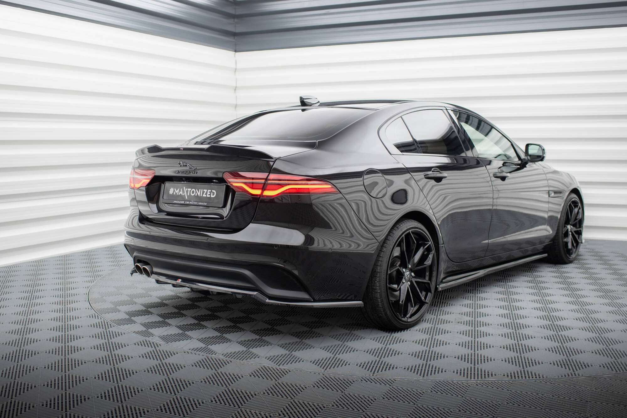 Baksplitter med diffuser Jaguar XE (X760) Facelift 2019 - 2024 | Glossy Black Edition