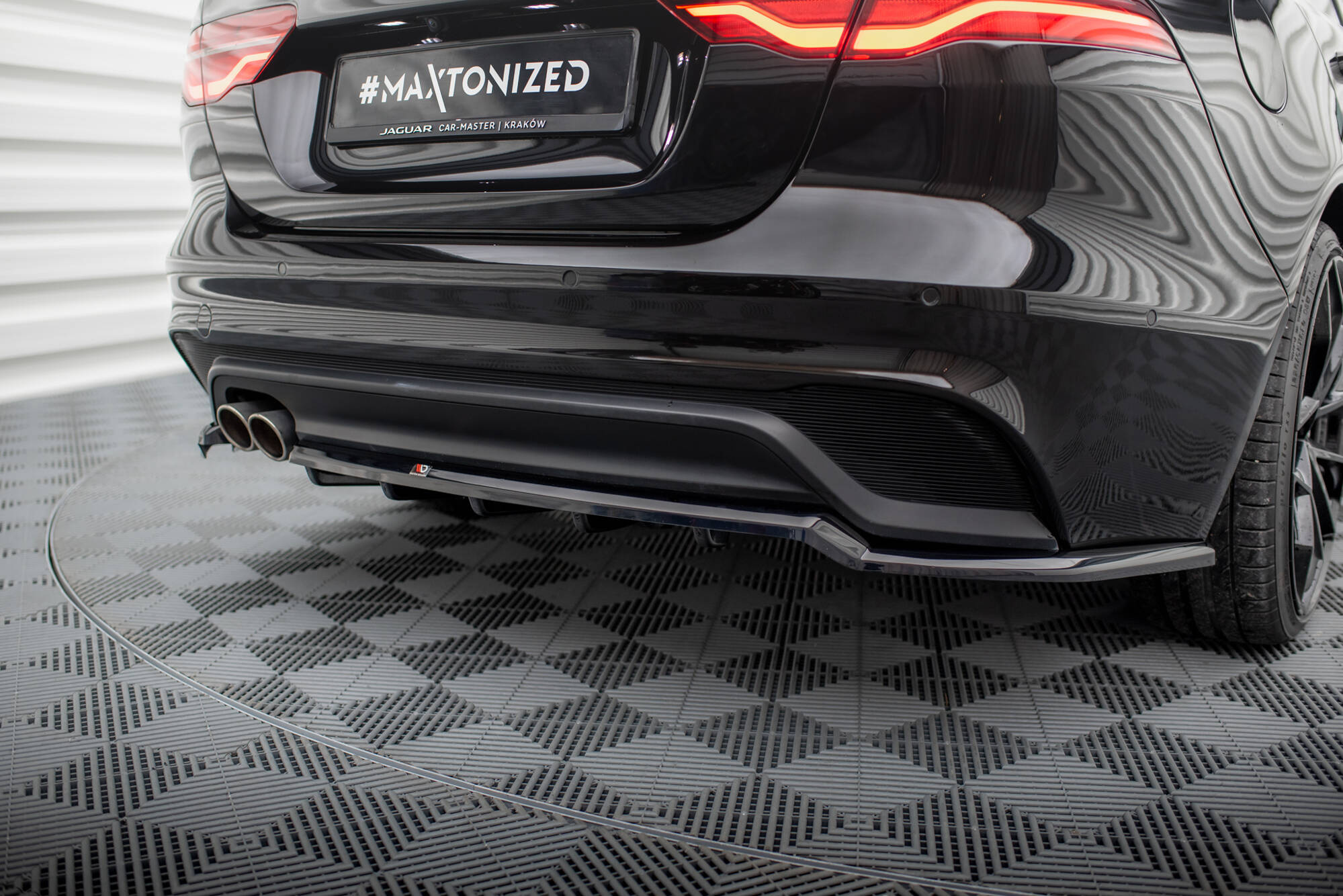 Baksplitter med diffuser Jaguar XE (X760) Facelift 2019 - 2024 | Glossy Black Edition – bilde 2