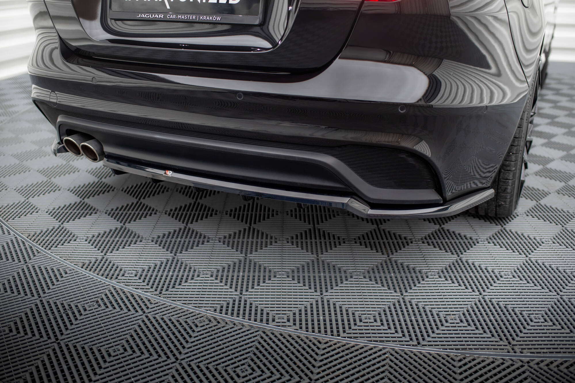 Baksplitter med diffuser Jaguar XE (X760) Facelift 2019 - 2024 | Glossy Black Edition – bilde 3