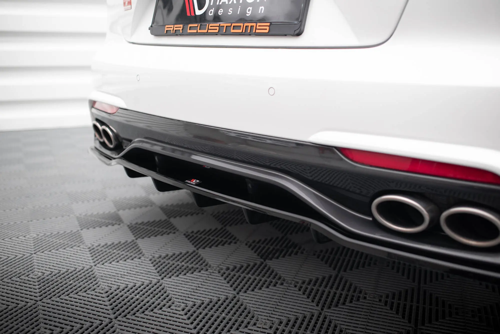 Baksplitter med diffuser Kia Stinger GT-Line 2017 - 2023 | Glossy Black Edition