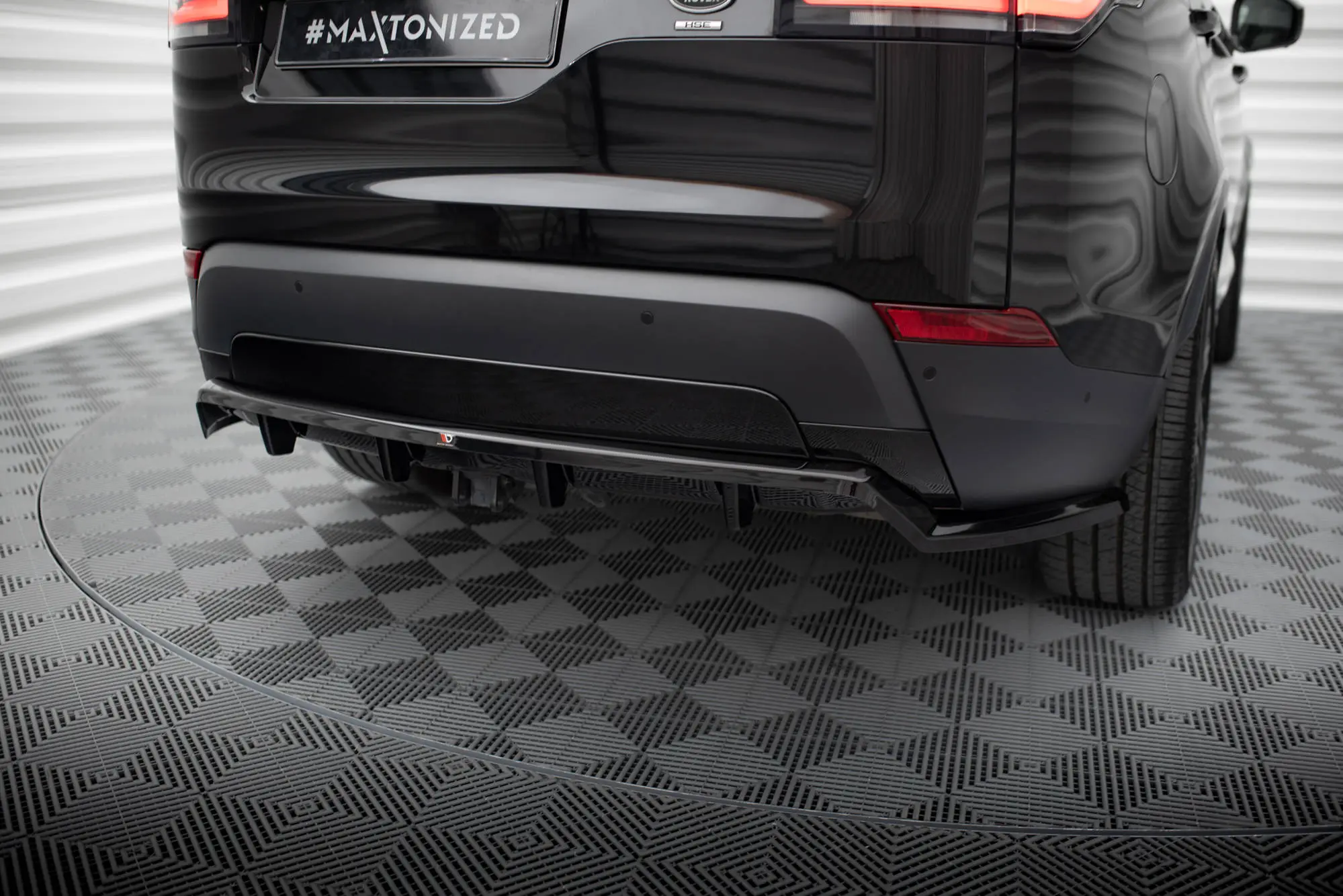 Baksplitter med diffuser Land Rover Discovery 5 (L462) 2016 -> | Glossy Black Edition – bilde 4