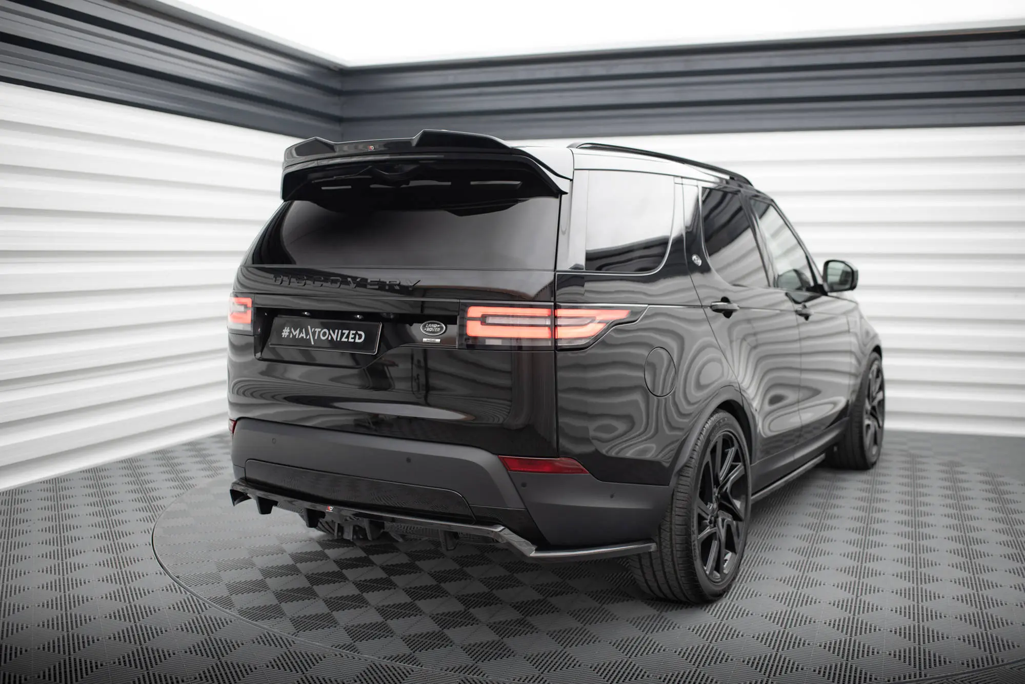 Baksplitter med diffuser Land Rover Discovery 5 (L462) HSE 2016 -> | Glossy Black Edition – bilde 3