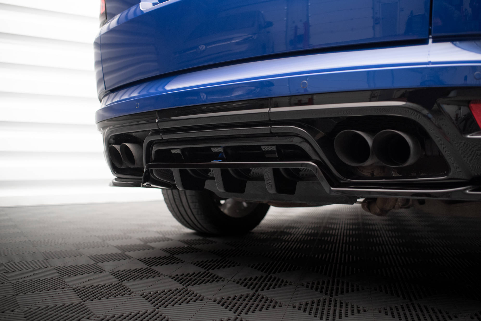 Baksplitter med diffuser Land Rover Range Rover Sport (L494) SVR 2013 - 2017 | Glossy Black Edition – bilde 4