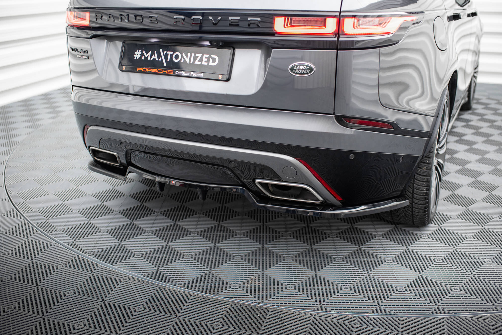 Baksplitter med diffuser Land Rover Range Rover Velar I 2017 - 2023  | Glossy Black Edition V1