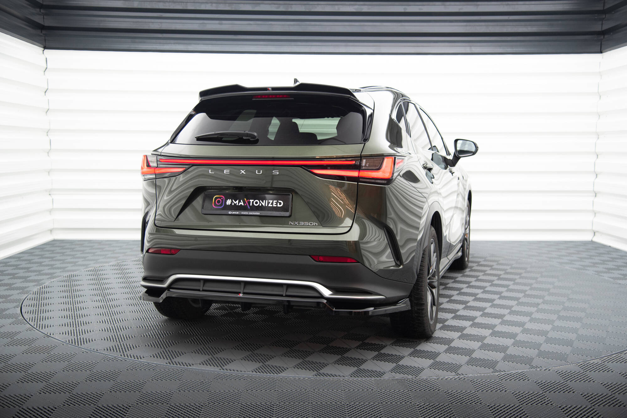 Baksplitter med diffuser Lexus NX II 2021 -> | Glossy Black Edition