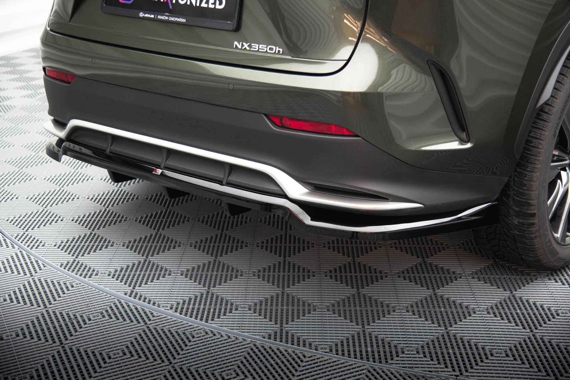 Baksplitter med diffuser Lexus NX II 2021 -> | Glossy Black Edition – bilde 2