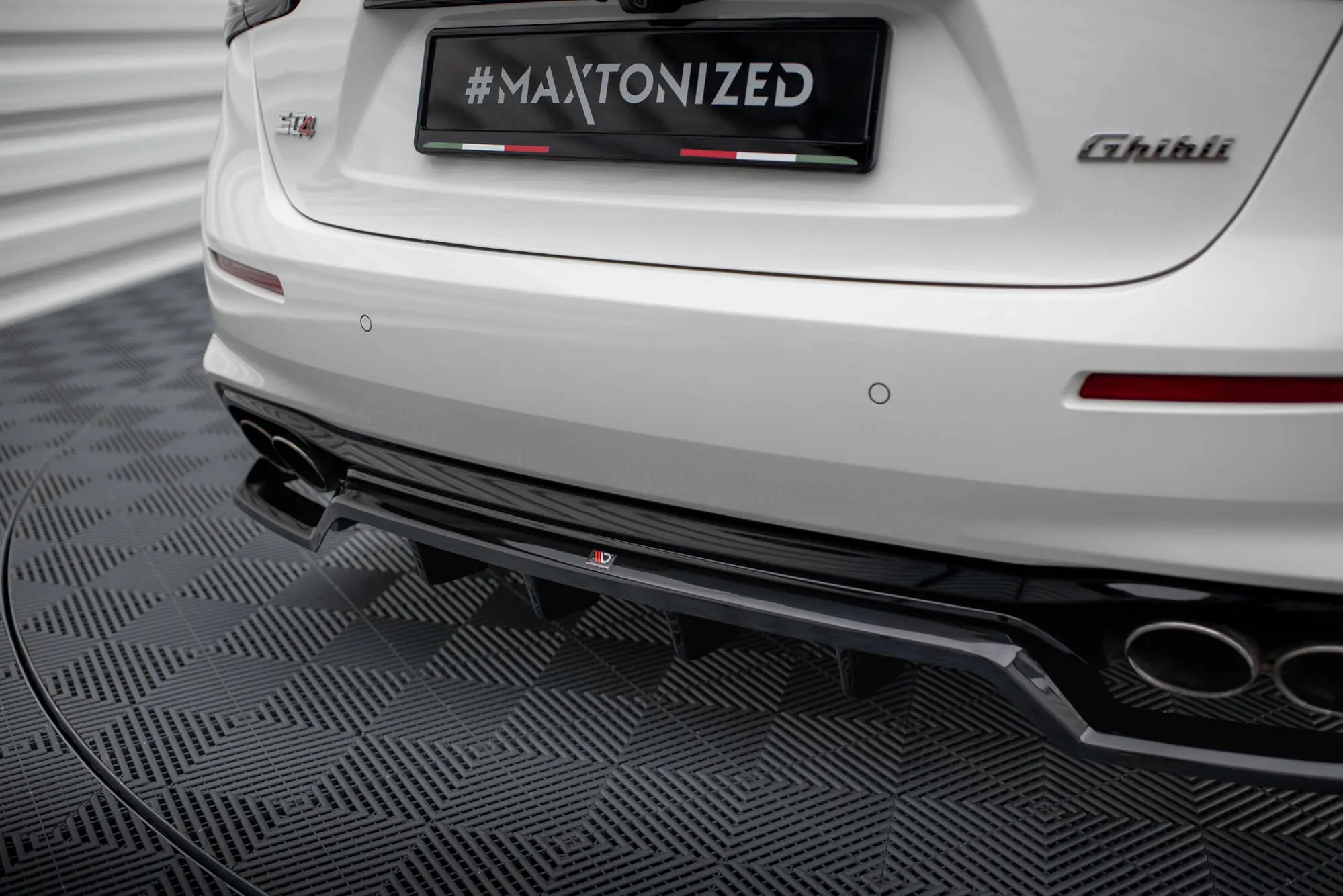 Baksplitter med diffuser Maserati Ghibli mk3 facelift 2017 - 2020 | Glossy Black Edition