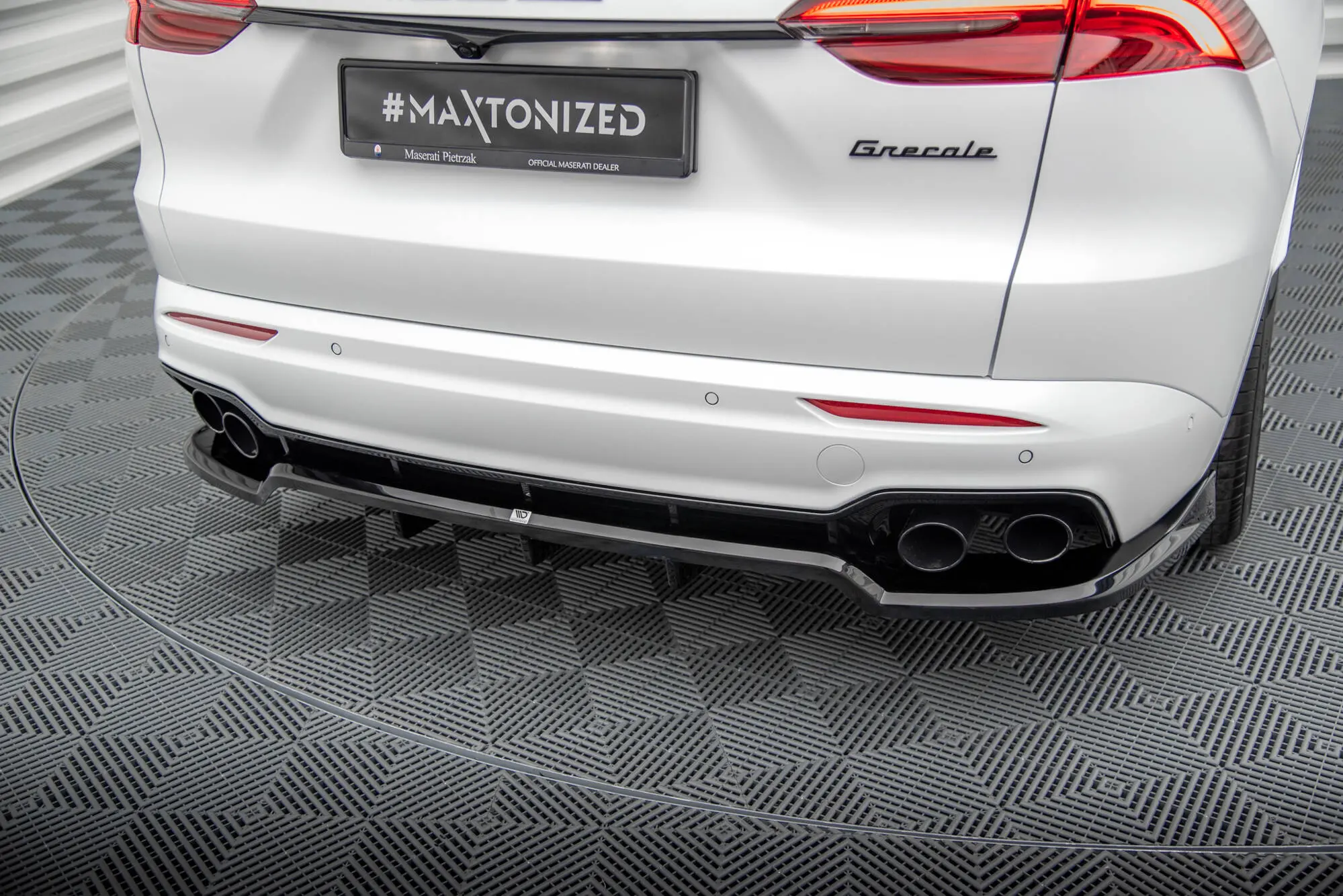 Baksplitter med diffuser Maserati Grecale GT 2022 - > / Maserati Grecale Modena 2022 - > | Glossy Black Edition