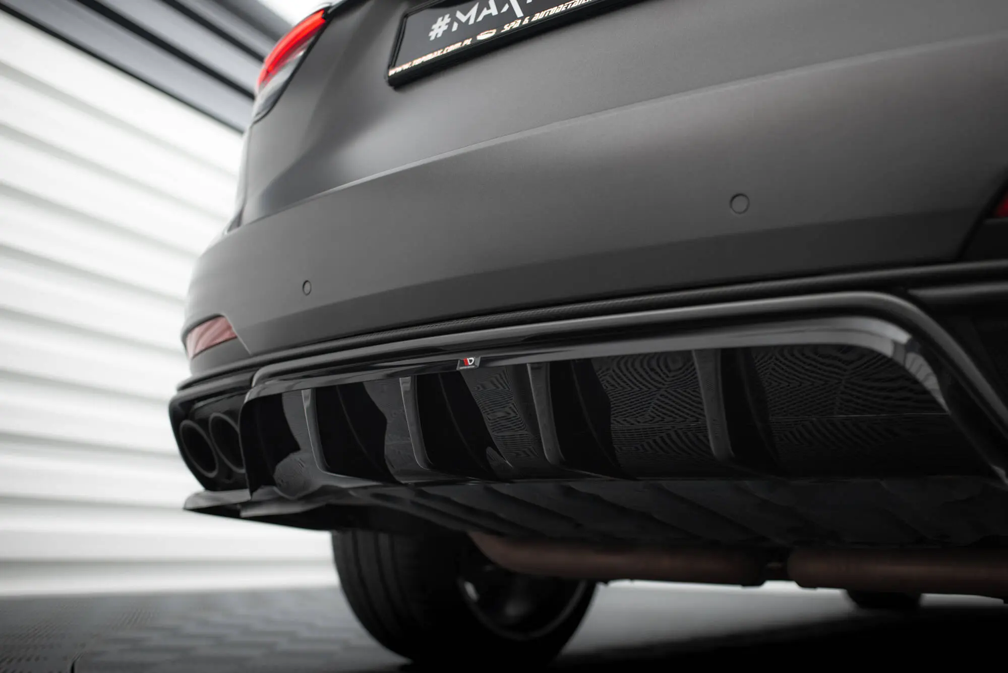 Baksplitter med diffuser Maserati Levante Trofeo 2016 - > | Glossy Black Edition