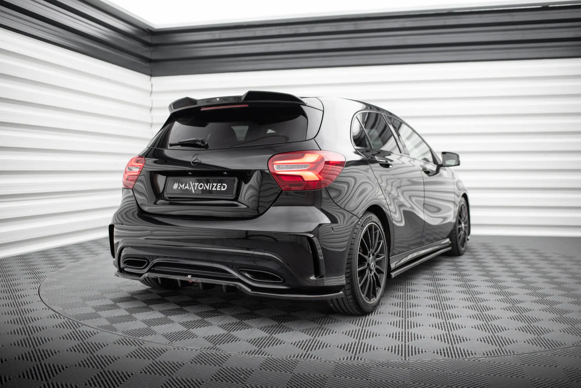 Baksplitter med diffuser Mercedes-Benz A (W176) AMG-Line facelift 2015 - 2018 | Glossy Black Edition – bilde 4