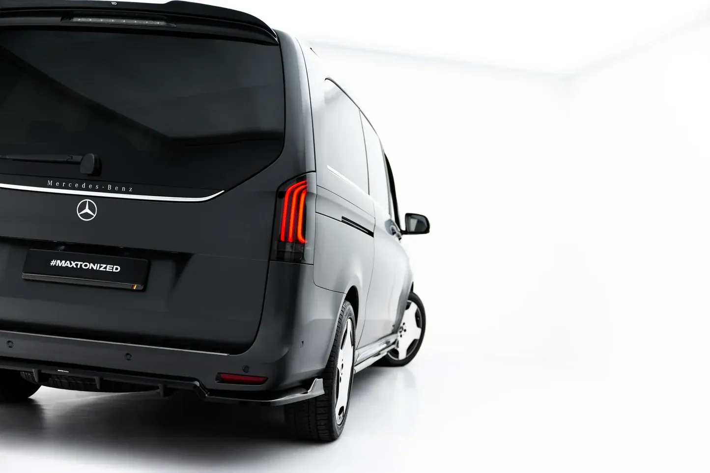 Baksplitter med diffuser Mercedes-Benz AMG V Class (W447) Facelift 2 2024 -> | Glossy Black Edition – bilde 3