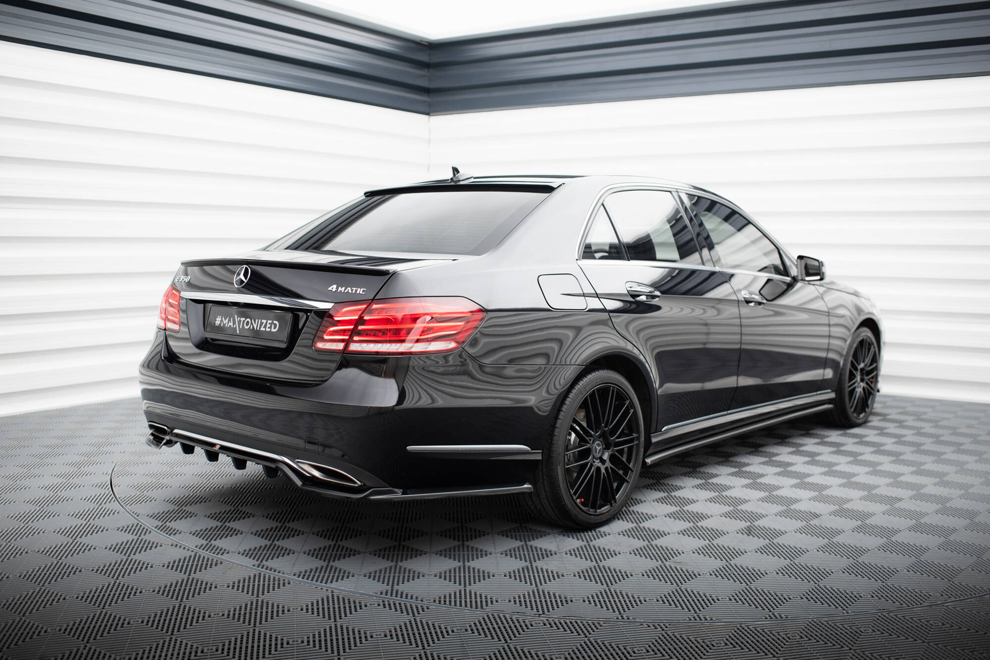 Baksplitter med diffuser Mercedes-Benz E (W212) Facelift 2013 - 2016  | Glossy Black Edition