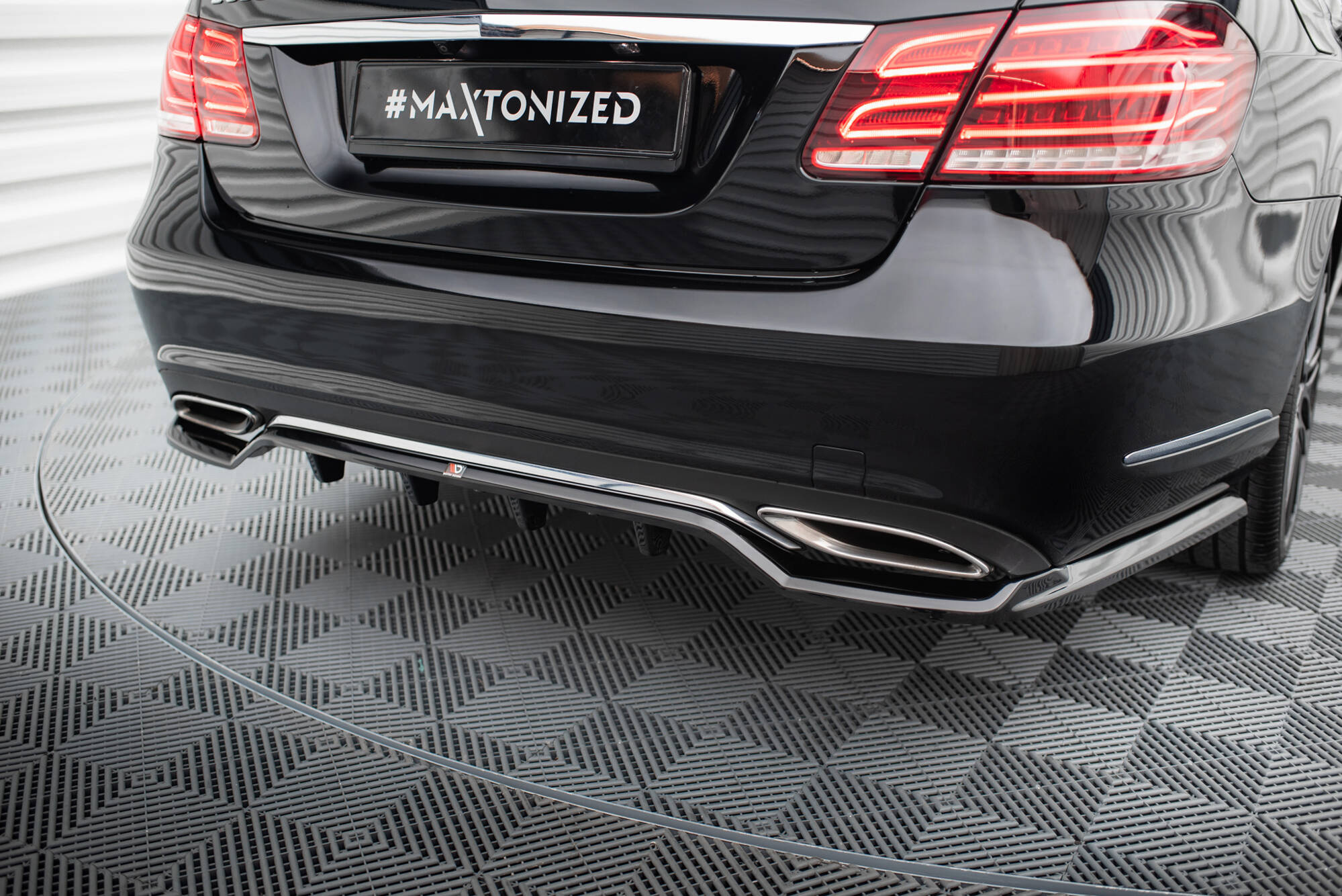 Baksplitter med diffuser Mercedes-Benz E (W212) Facelift 2013 - 2016  | Glossy Black Edition – bilde 2