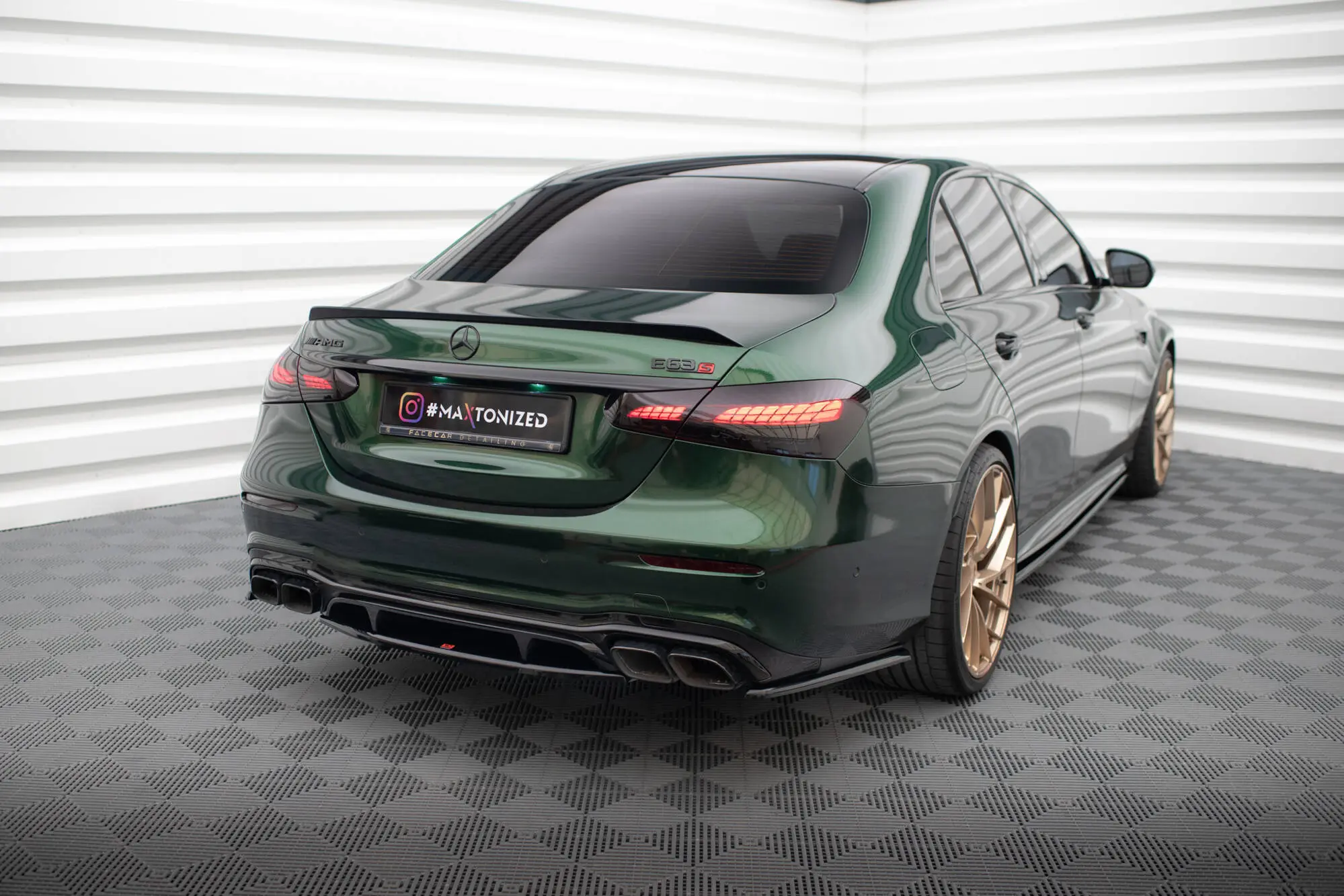 Baksplitter med diffuser Mercedes-Benz E63 AMG (W213) facelift 2020 - 2023 | Glossy Black Edition – bilde 4