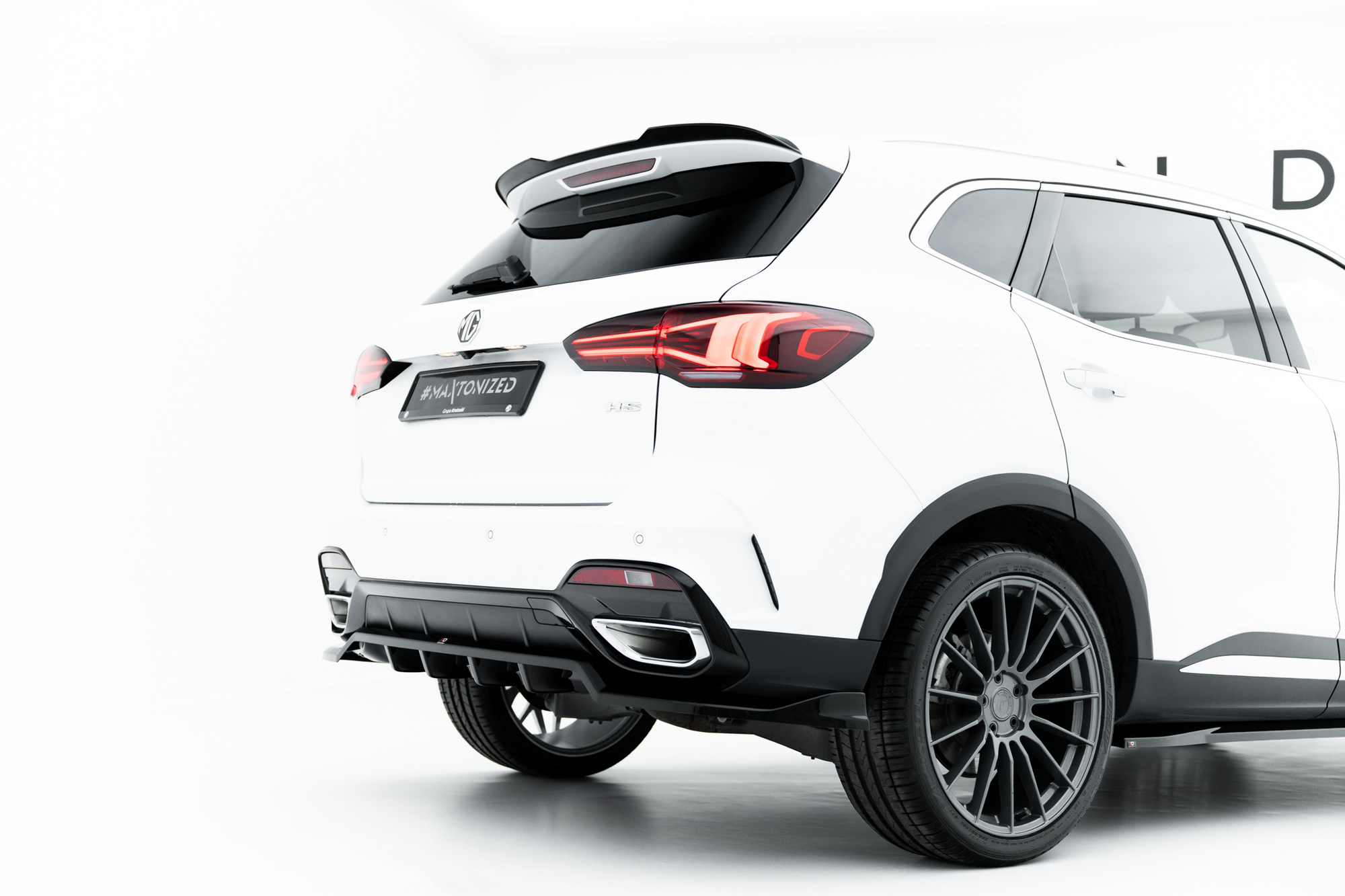 Baksplitter med diffuser MG HS I Facelift 2020 - 2025 | Glossy Black Edition