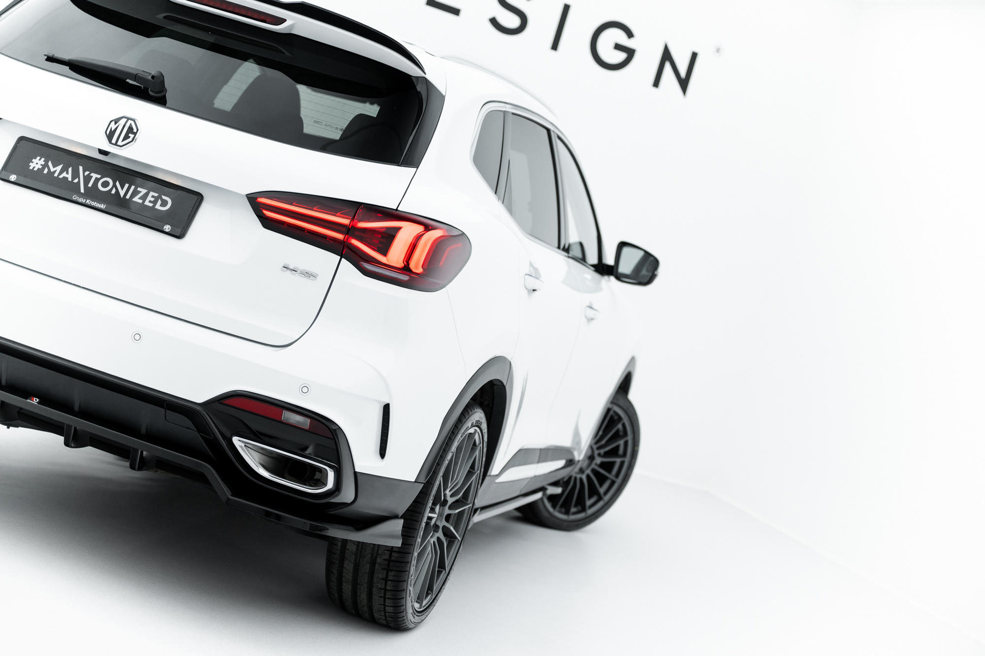 Baksplitter med diffuser MG HS I Facelift 2020 - 2025 | Glossy Black Edition – bilde 3