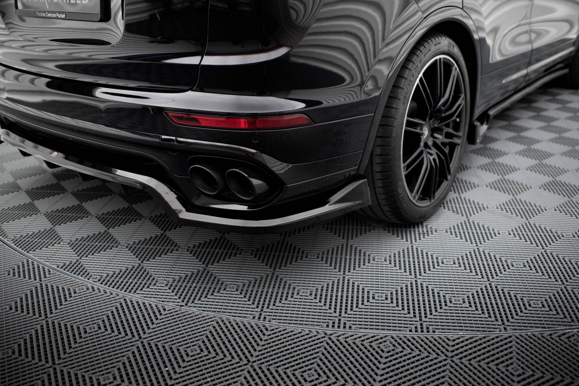 Baksplitter med diffuser Porsche Cayenne II (92A) Facelift 2014 - 2017 | Glossy Black Edition – bilde 3