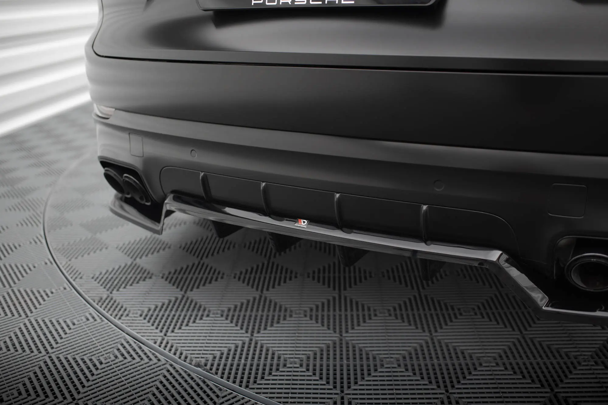Baksplitter med diffuser Porsche Cayenne III (9YA) 2017 - 2023 | Glossy Black Edition Image 1