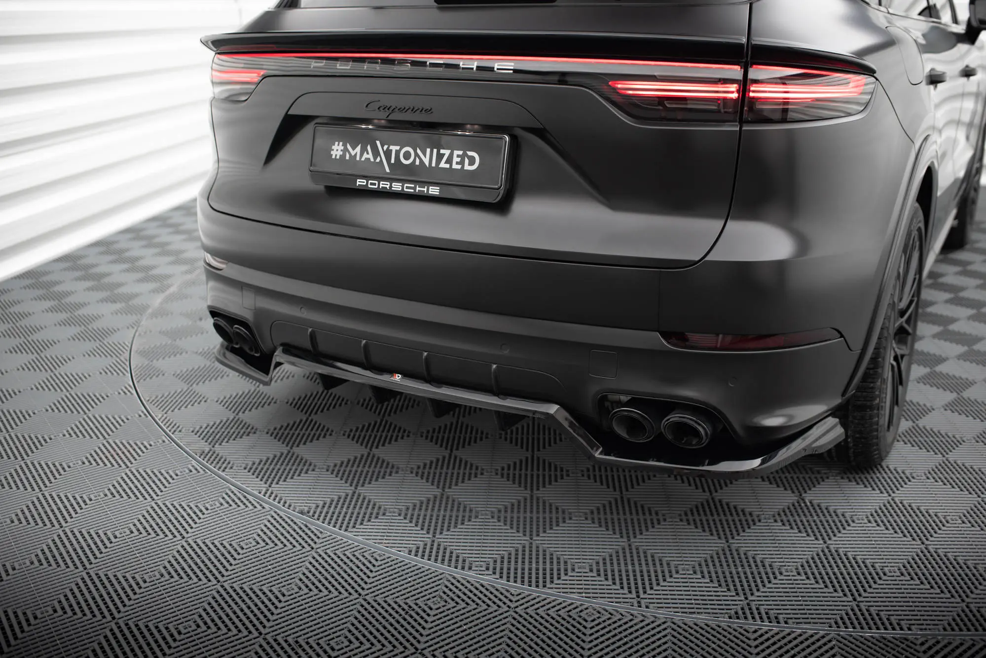 Baksplitter med diffuser Porsche Cayenne III (9YA) 2017 - 2023 | Glossy Black Edition Image 2