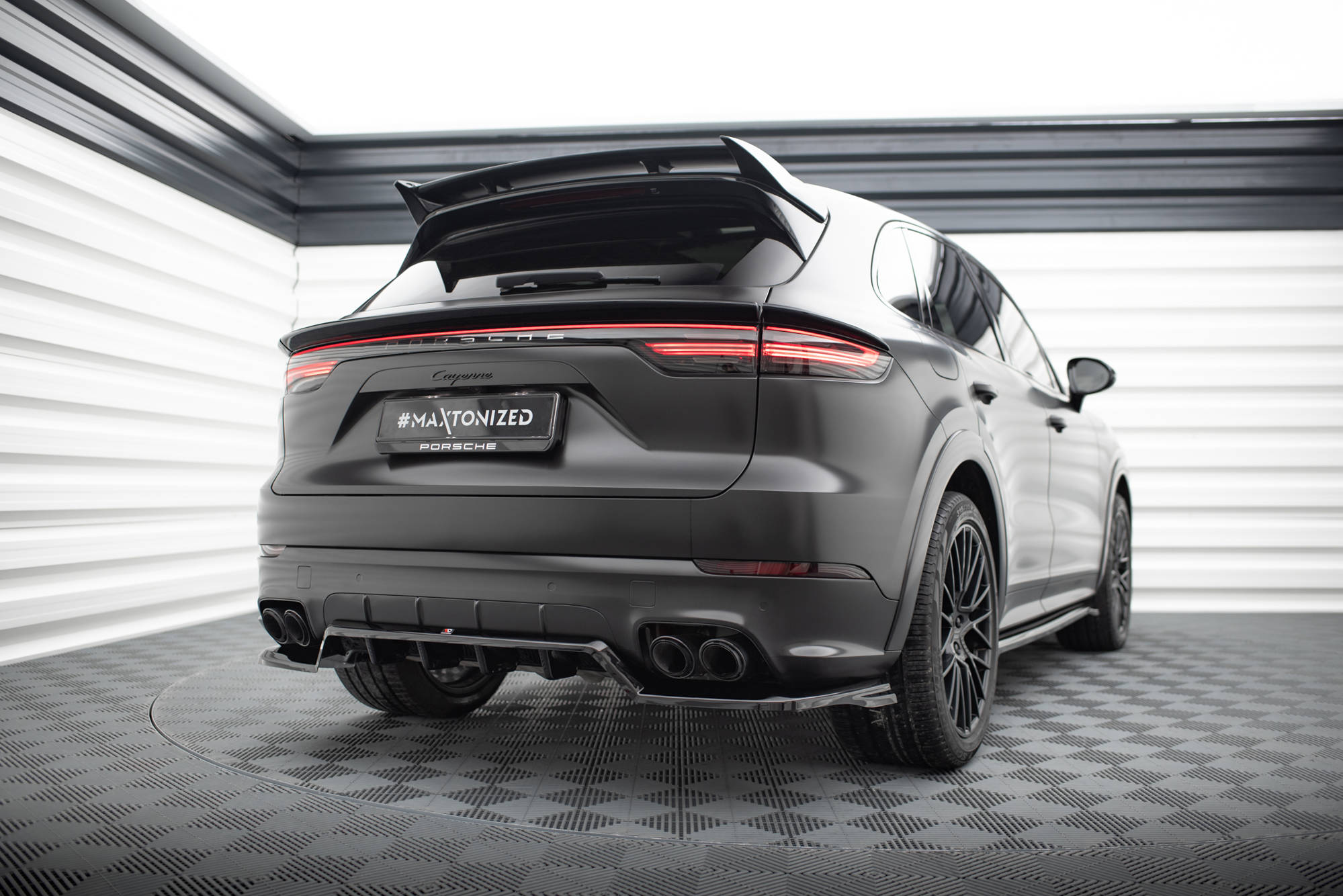 Baksplitter med diffuser Porsche Cayenne III (9YA) 2017 - 2023 | Glossy Black Edition Image 4