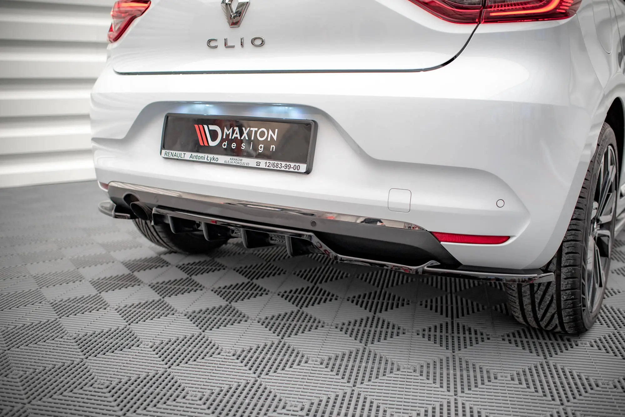 Baksplitter med diffuser Renault Clio mk5 2019 - 2023 | Glossy Black Edition