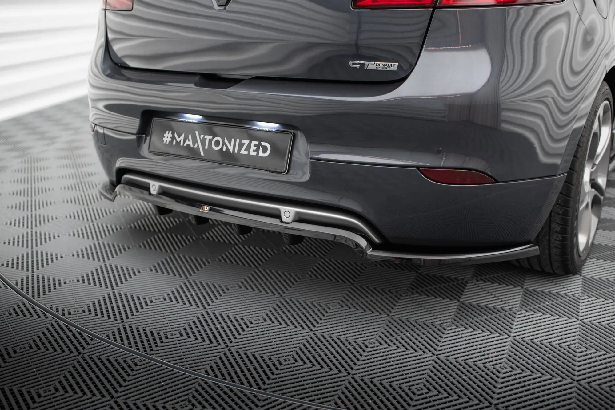 Baksplitter med diffuser Renault Megane GT mk3 facelift 2012 - 2013 | Glossy Black Edition