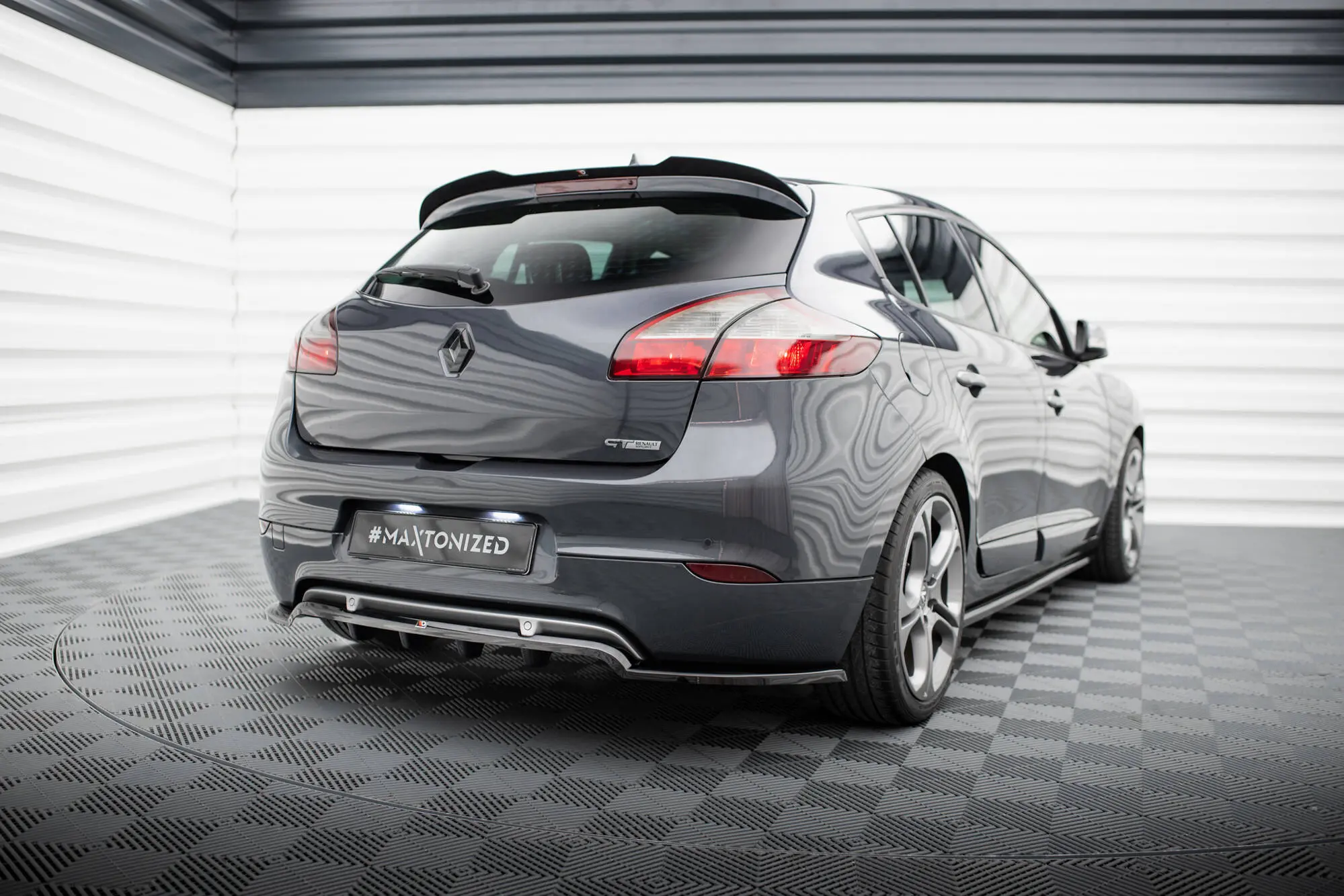Baksplitter med diffuser Renault Megane GT mk3 facelift 2012 - 2013 | Glossy Black Edition – bilde 4