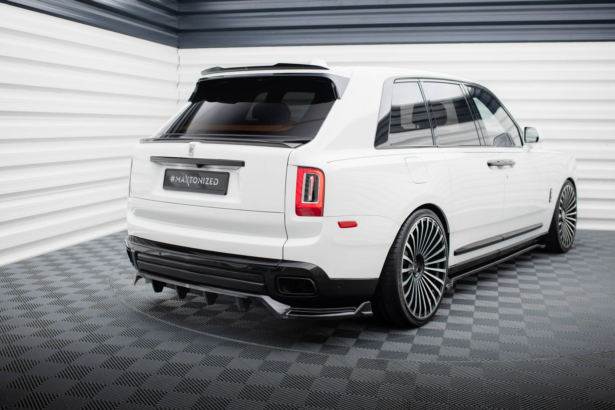 Baksplitter med diffuser Rolls Royce Cullinan 2018 - 2024  | Glossy Black Edition