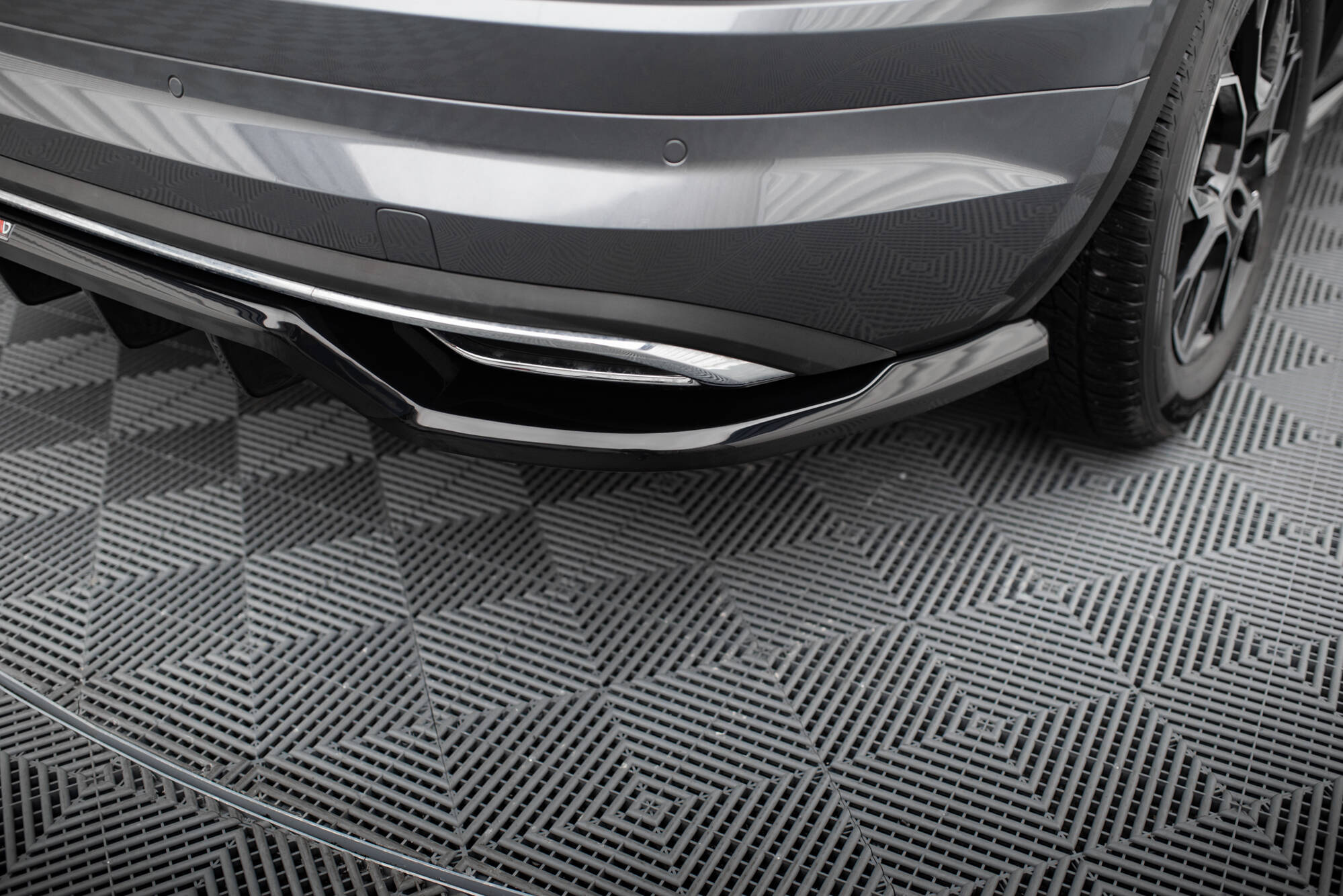 Baksplitter med diffuser Skoda Kodiaq Sportline I 2017 - 2023  | Glossy Black Edition – bilde 3