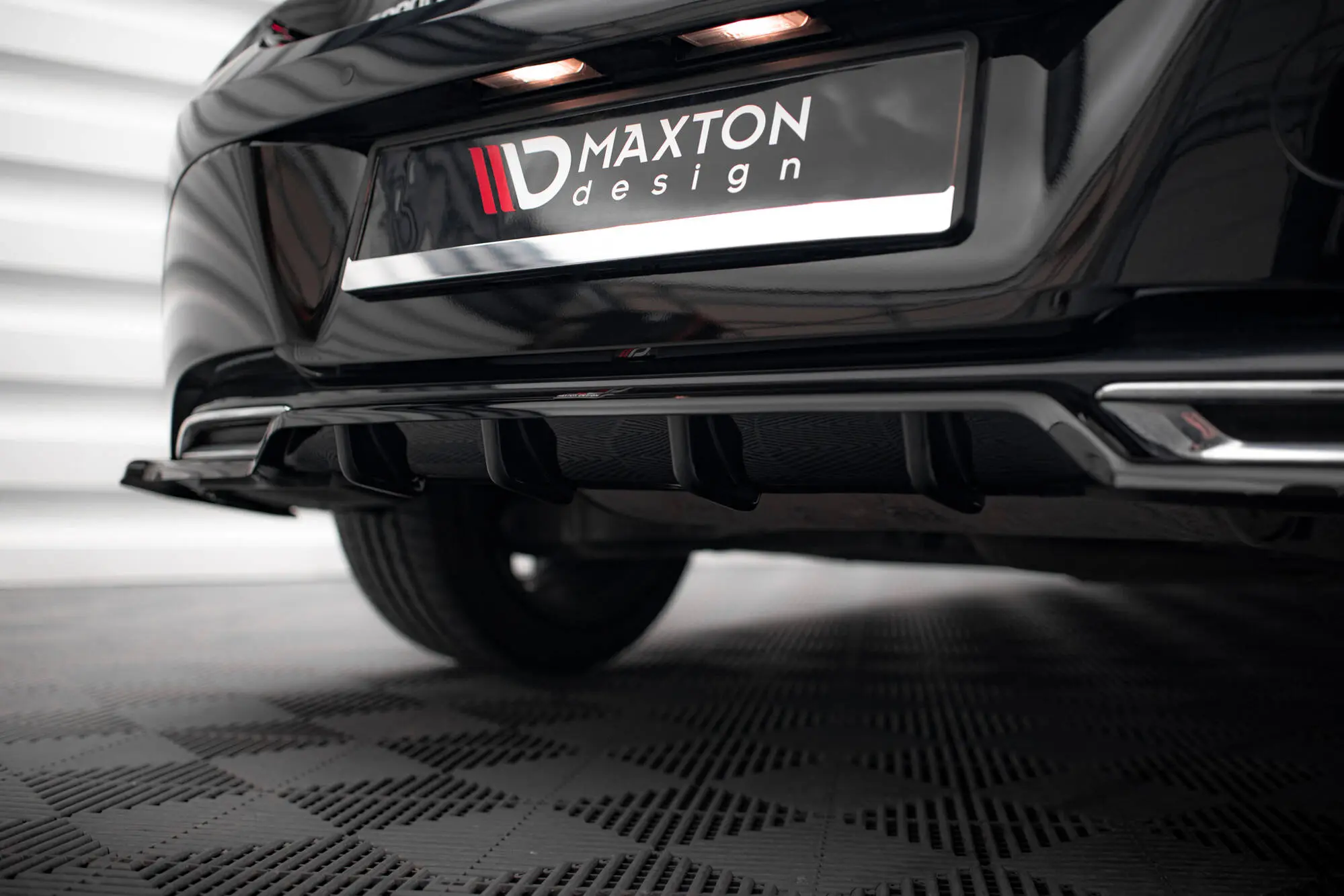 Baksplitter med diffuser Toyota Corolla Hatchback XII 2019 -> | Glossy Black Edition
