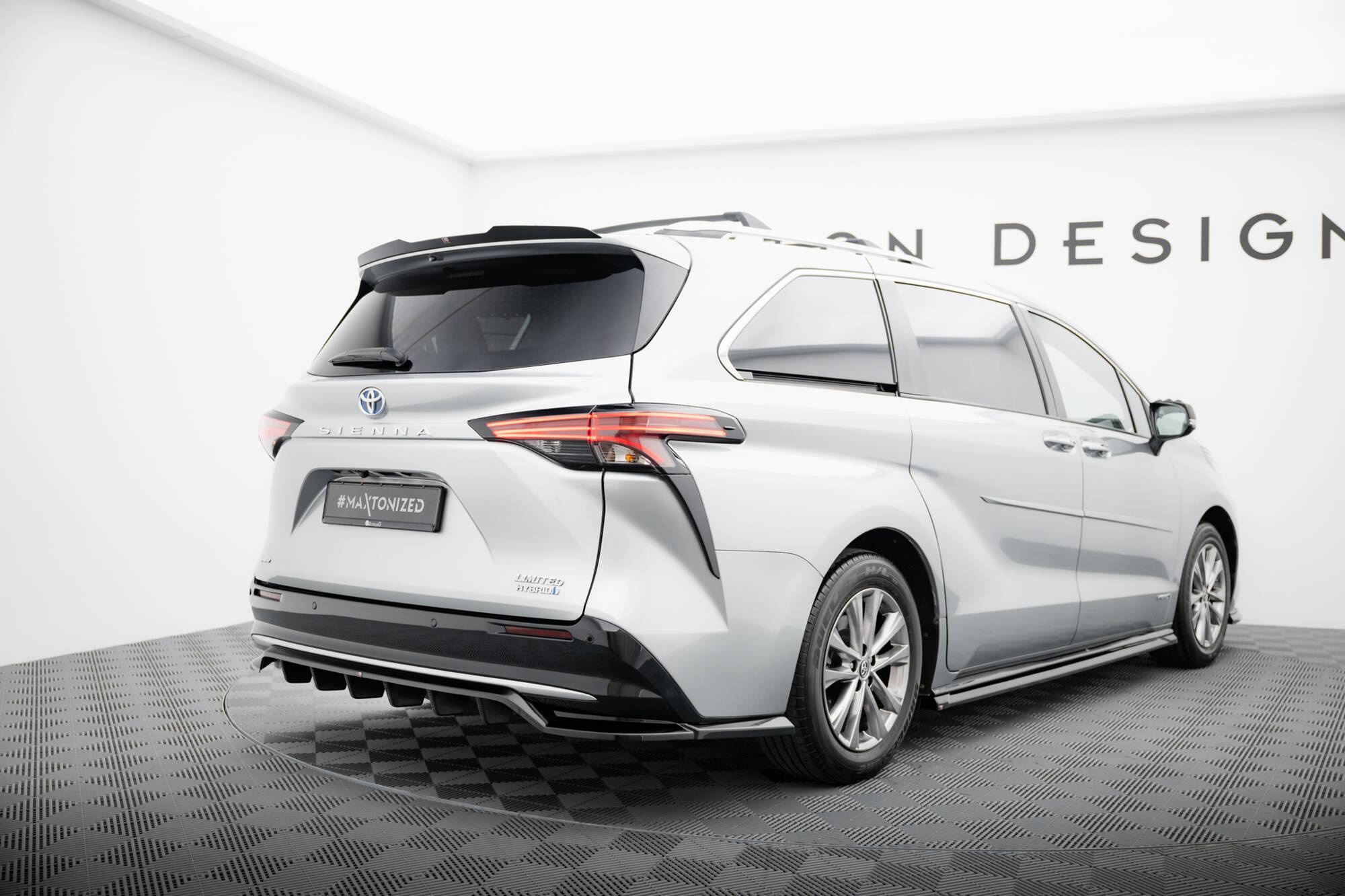 Baksplitter med diffuser Toyota Sienna IV 2021 -> | Glossy Black Edition