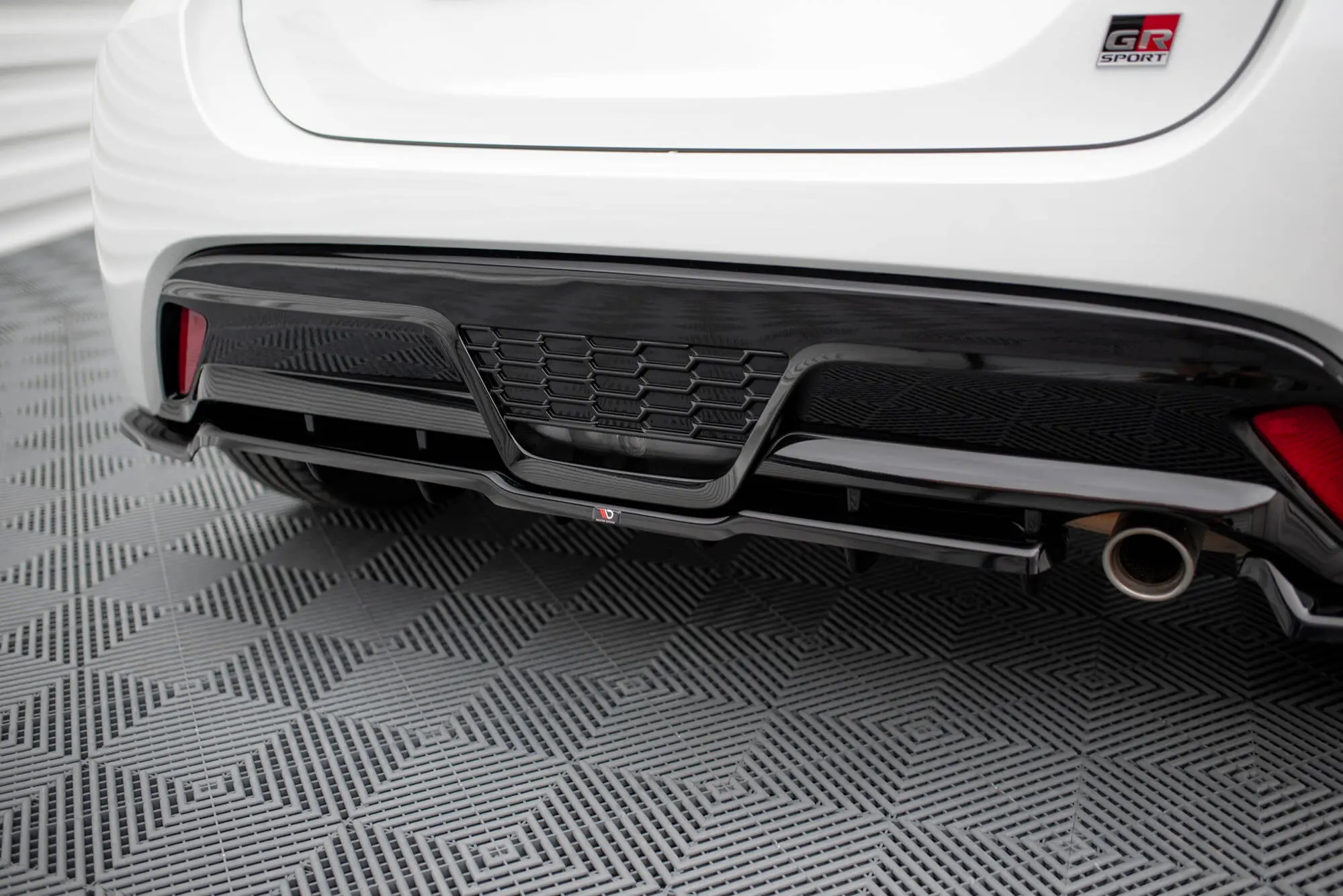 Baksplitter med diffuser Toyota Yaris GR Sport Mk4 2021 - > | Glossy Black Edition
