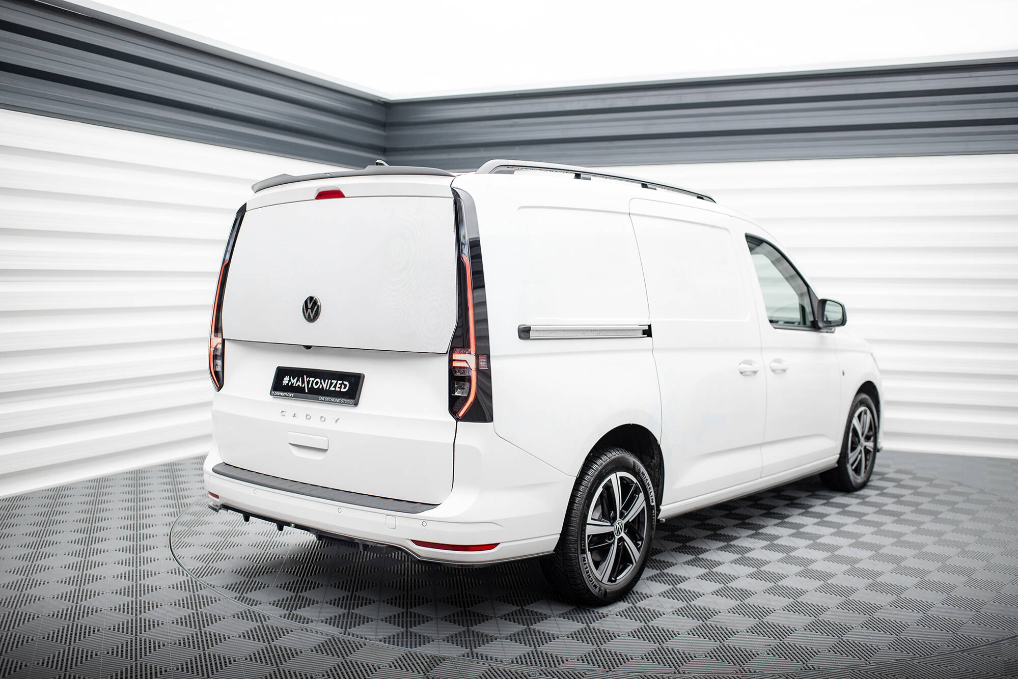 Baksplitter med diffuser Volkswagen Caddy Maxi V 2020 -> | Glossy Black Edition