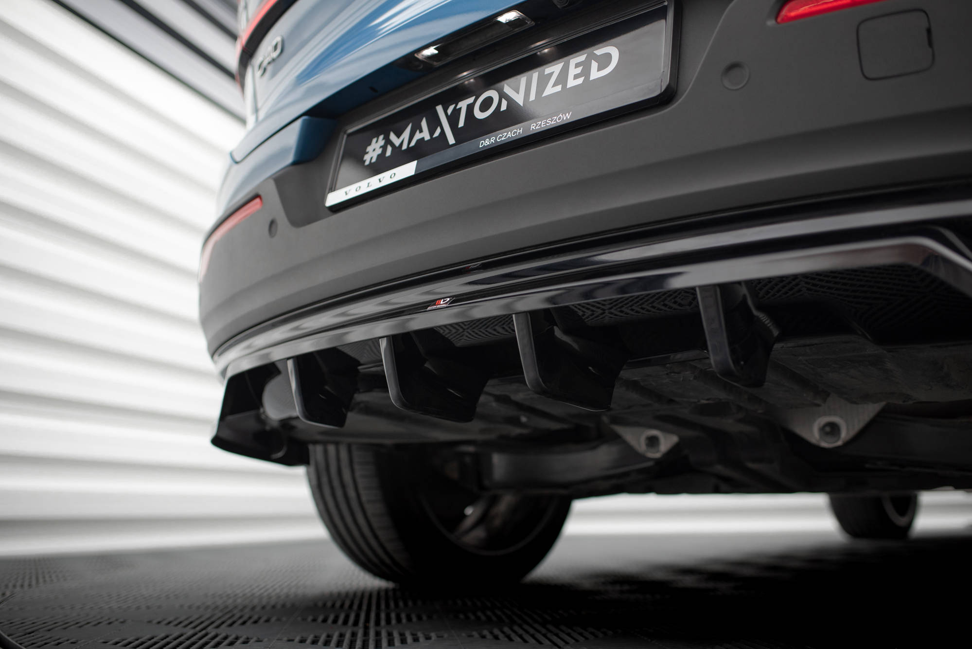 Baksplitter med diffuser Volvo EC40/C40 Recharge 2021 -> | Glossy Black Edition