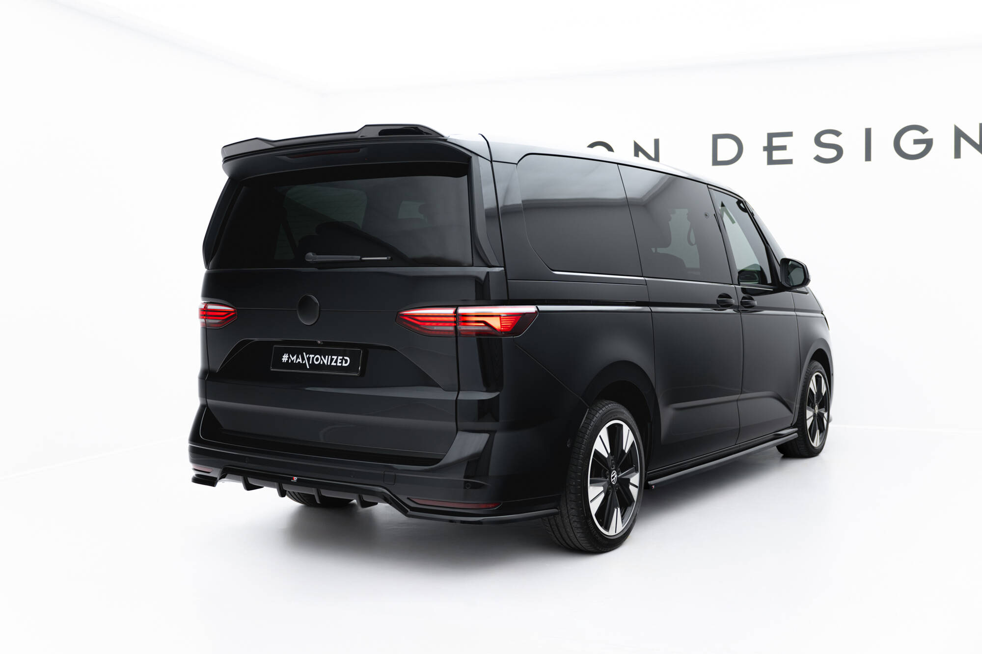 Baksplitter med diffuser VW Multivan Long (T7) 2021 -> | Glossy Black Edition