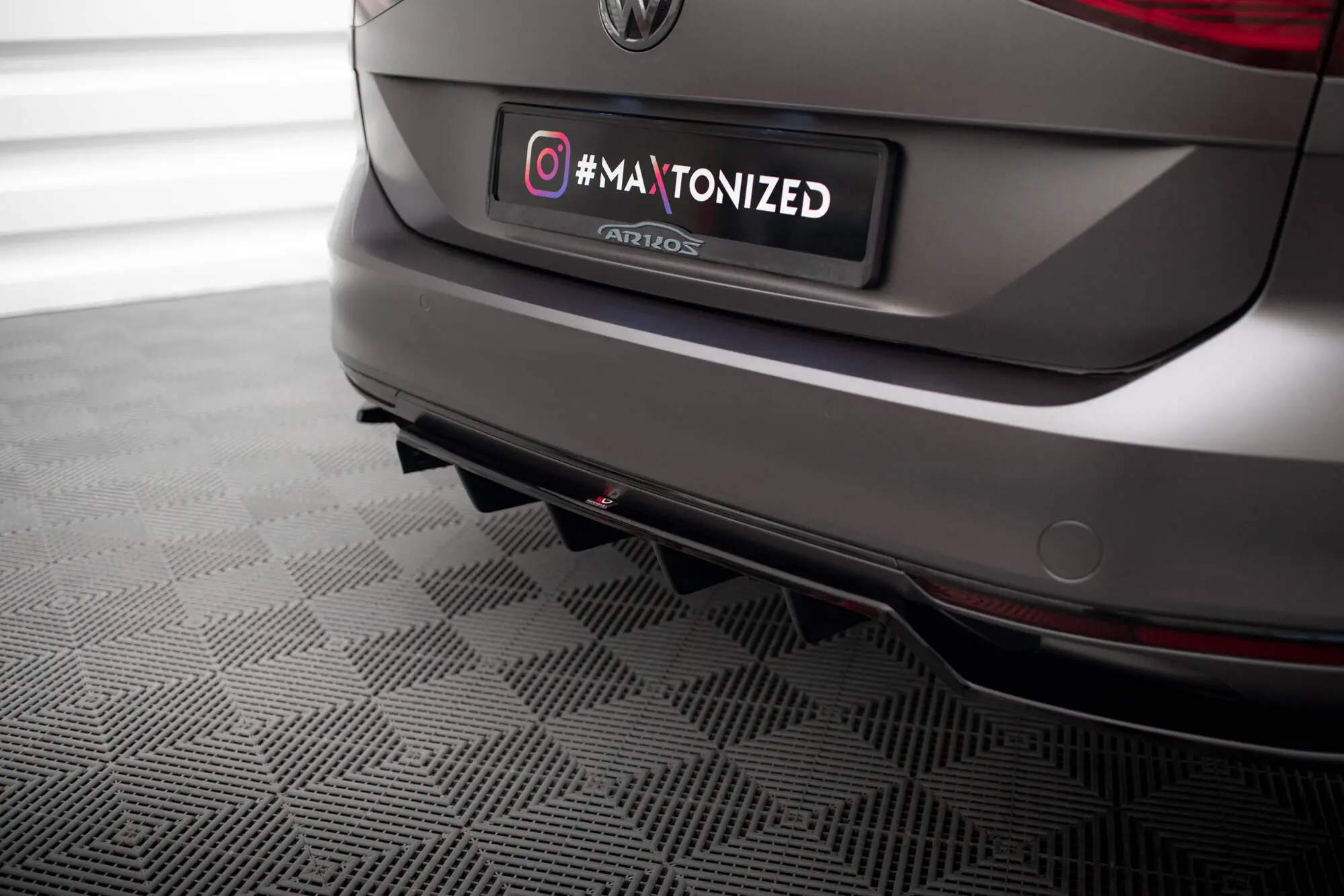 Baksplitter med diffuser VW Passat B8 R-Line 2014 - 2019 | Glossy Black Edition