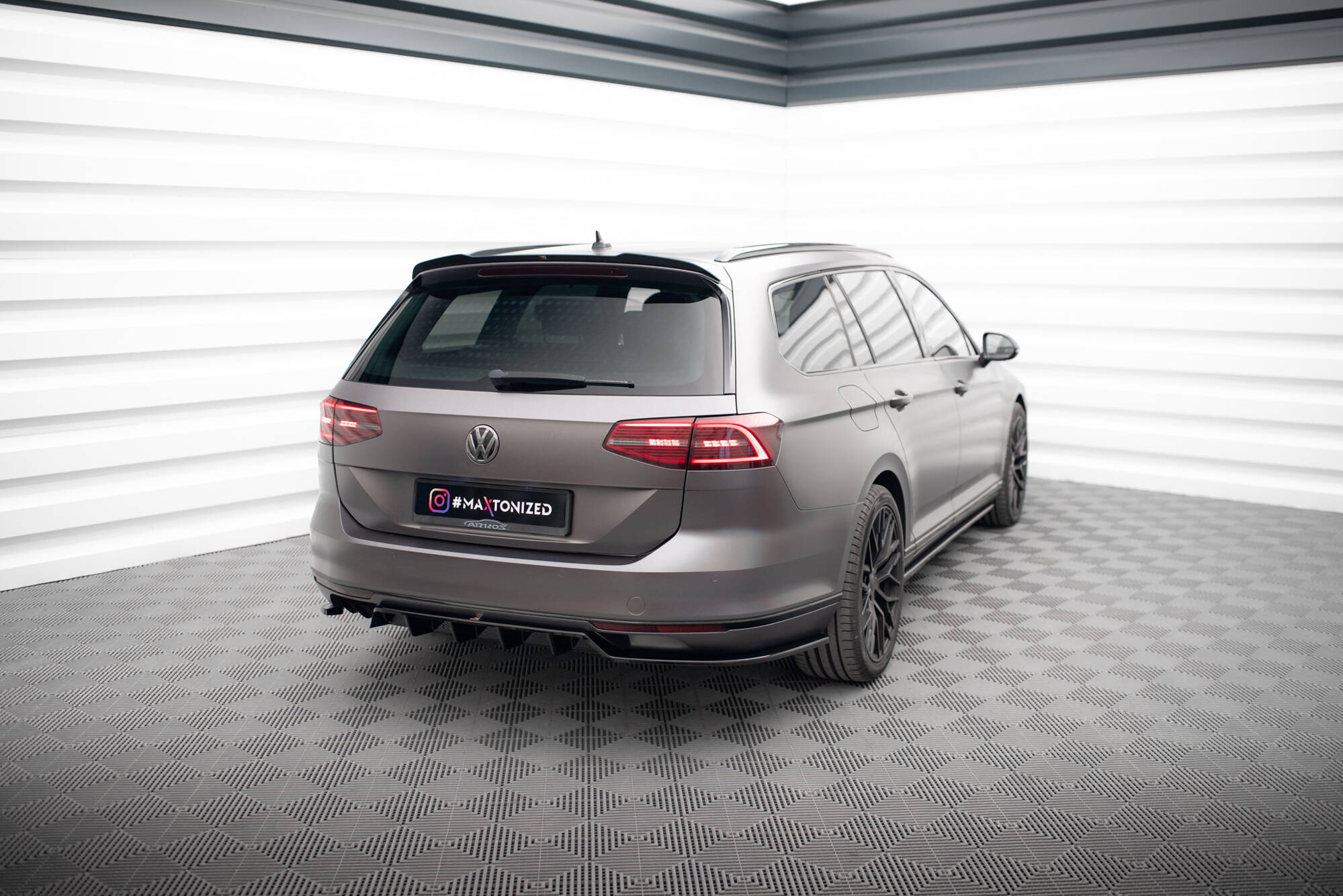 Baksplitter med diffuser VW Passat B8 R-Line 2014 - 2019 | Glossy Black Edition – bilde 4