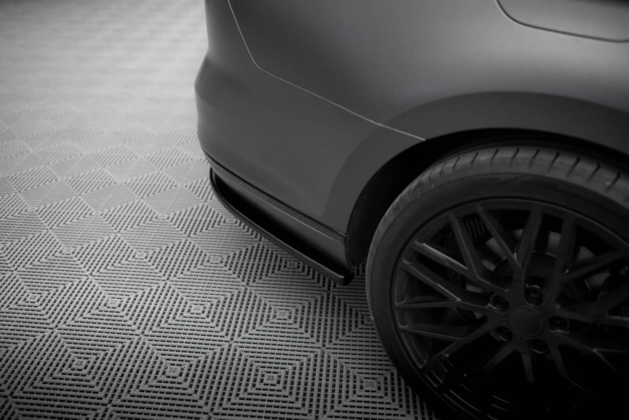 Baksplitter med diffuser VW Passat B8 R-Line 2014 - 2019 | Glossy Black Edition – bilde 6